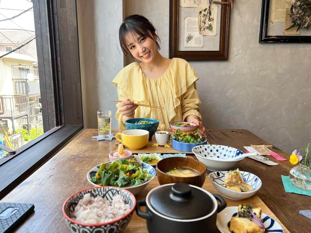 三津谷葉子のインスタグラム：「お気に入りの豆腐カフェへ☺️  他にお客さんも居なかったので 貸し切り気分で友人とマシンガントークを楽しんできました🫶🏻  このあとスタバで４時間お喋りし倒したことはここだけの秘密🤫」