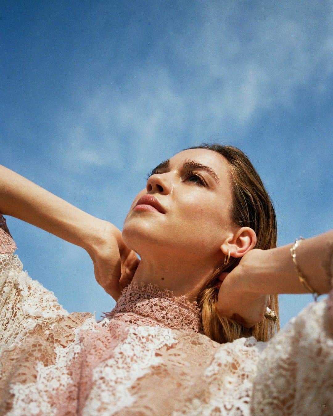 マチルダ・ルッツのインスタグラム：「Swimming through stars and maybe that’s alright 📷 @elena.maggiulli 👗 @laaradp 💄 @raffaeleschioppomakeup」