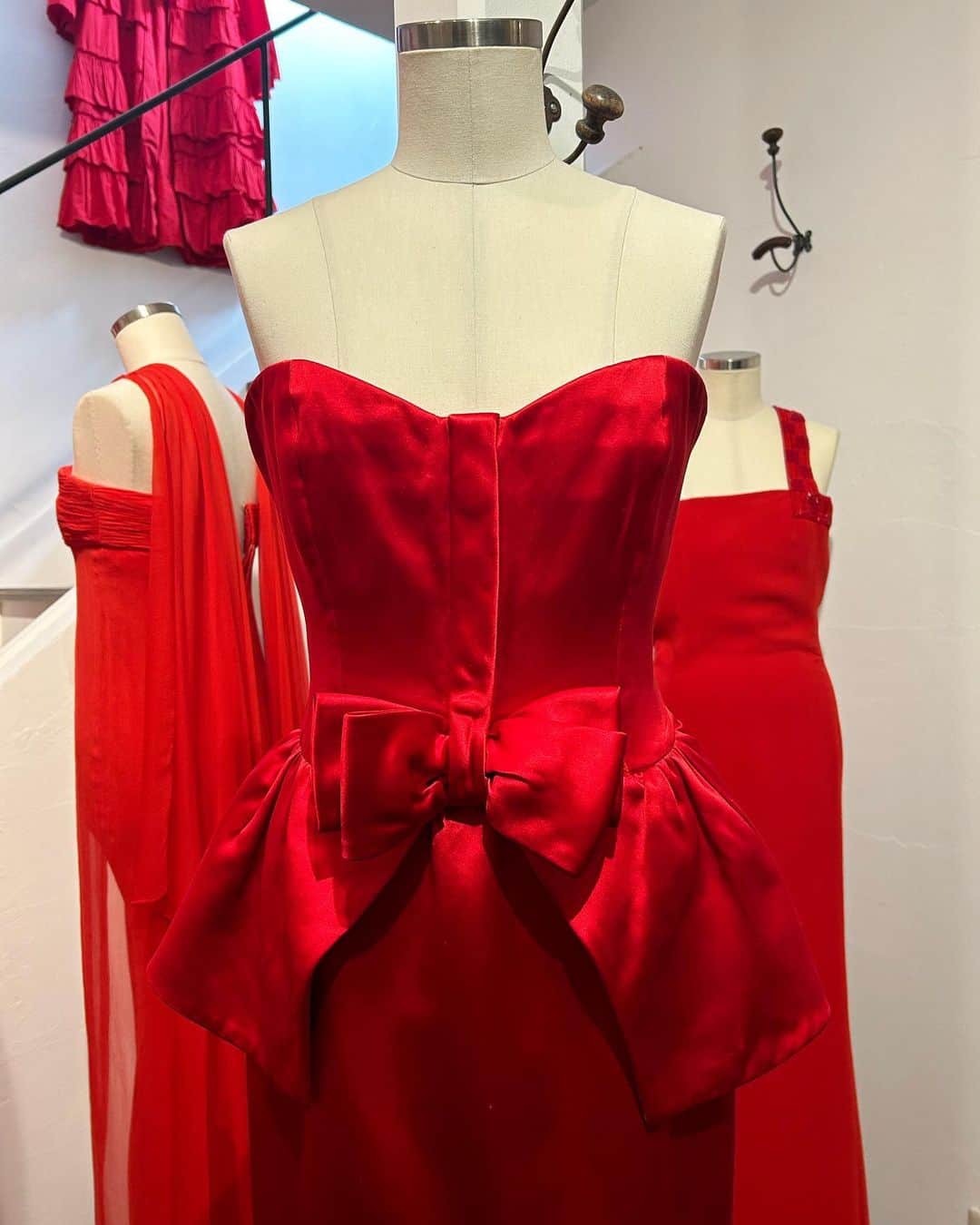 中田みのりさんのインスタグラム写真 - (中田みのりInstagram)「代官山のヴィンテージストア「The Vintage Dress」で厳選された @maisonvalentino のヴィンテージウェアを取り扱うイベントが4/30（日）までの期間限定で開催されています  過去の貴重なコレクションを手に取ってみることができる、美術館みたいな素敵な空間でした。私が着てるジャケットも  @maisonvalentino のヴィンテージのものです🌹  #ValentinoVintage」4月19日 20時12分 - minori_nakada