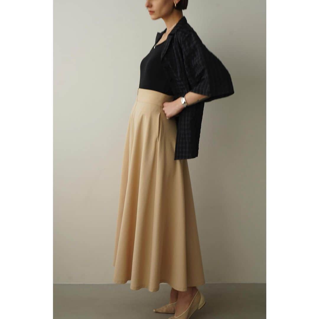 clane_officialのインスタグラム：「■NEW ARRIVAL 4月21日(金)発売アイテムをご紹介。  トレンドのジップディティールをアレンジしたフレアスカート。CLANEで好評のハイウエストでフレアな形状で、程よい肉感とハリのある生地を使い、綺麗なシルエットになるよう拘りました。  表面感のある素材なので、カジュアルになりすぎず、大人っぽくモードな印象にしてくれます。ジップは前後どちらにしても着用できるダブルフェイス仕様で、トップスを選ばず幅広く使えるアイテムです。全色裏地付きなので、透けの心配なく着用いただけます。  ✔︎ W FACE FRONT ZIP FLARE SKIRT ¥26,400 カラー：ホワイト、ベージュ、ブラック  #CLANE」