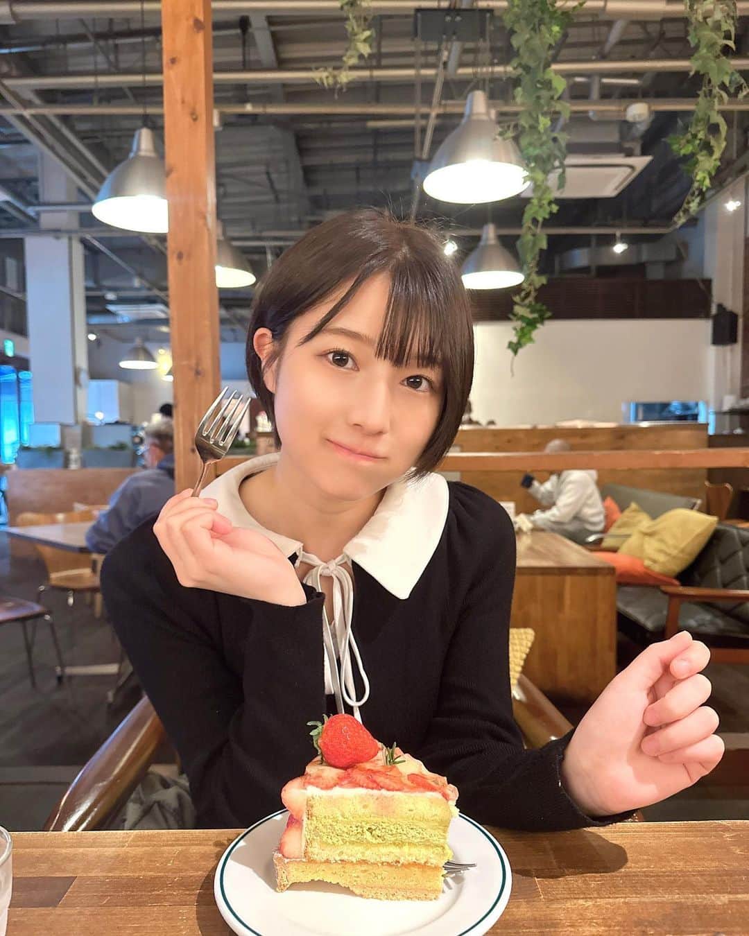 安部若菜のインスタグラム：「いちごいる人〜？  持論ですが、ケーキのイチゴをあげれる人は本当に好きな人だと思います🍓 #ショート#ショートヘア#カフェ#ケーキ」