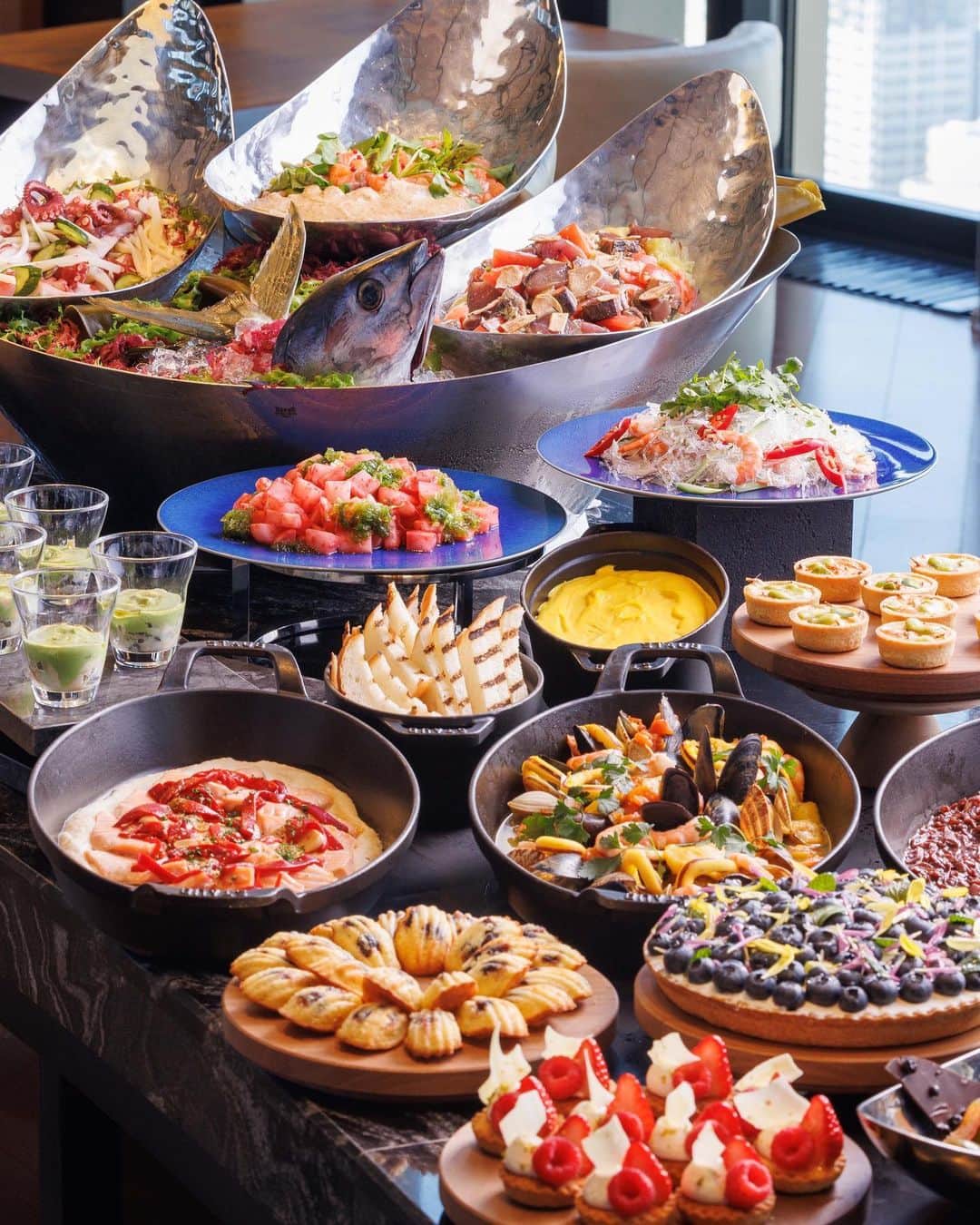 のインスタグラム：「「スーパーシーフード」ランチ＆ディナービュッフェ  「アトモス・ダイニング」で開催中の、良質な脂や栄養を取り入れられる、「ス―パーシーフード」を使用したランチ&ディナービュッフェ。 ラグジュアリーな空間を楽しみながら栄養たっぷりで健康的なお食事ご堪能ください。  "Super Seafood" Lunch & Dinner Buffet  Enjoy a sublime spread of deliciously fatty yet nutritious seafood dishes at Atmos Dining, and delight in a wholly luxurious lunch or dinner experience amidst the unmitigated elegance of Conrad Osaka.  Share your own images with us by tagging @conradosaka ————————————————————— #コンラッド大阪 #コンラッド #中之島 #中之島エリア #大阪ホテル #関西ホテル #ホテルステイ #アートな空間 #ホテルレストラン #大阪レストラン #スーパーシーフード #シーフード料理 #ホテルディナービュッフェ #ホテルランチビュッフェ #conradosaka #conrad #nakanoshima #hotelstay #hotelart #ikyu_travel #osakarestaurant #osakadinner #osakalunch」