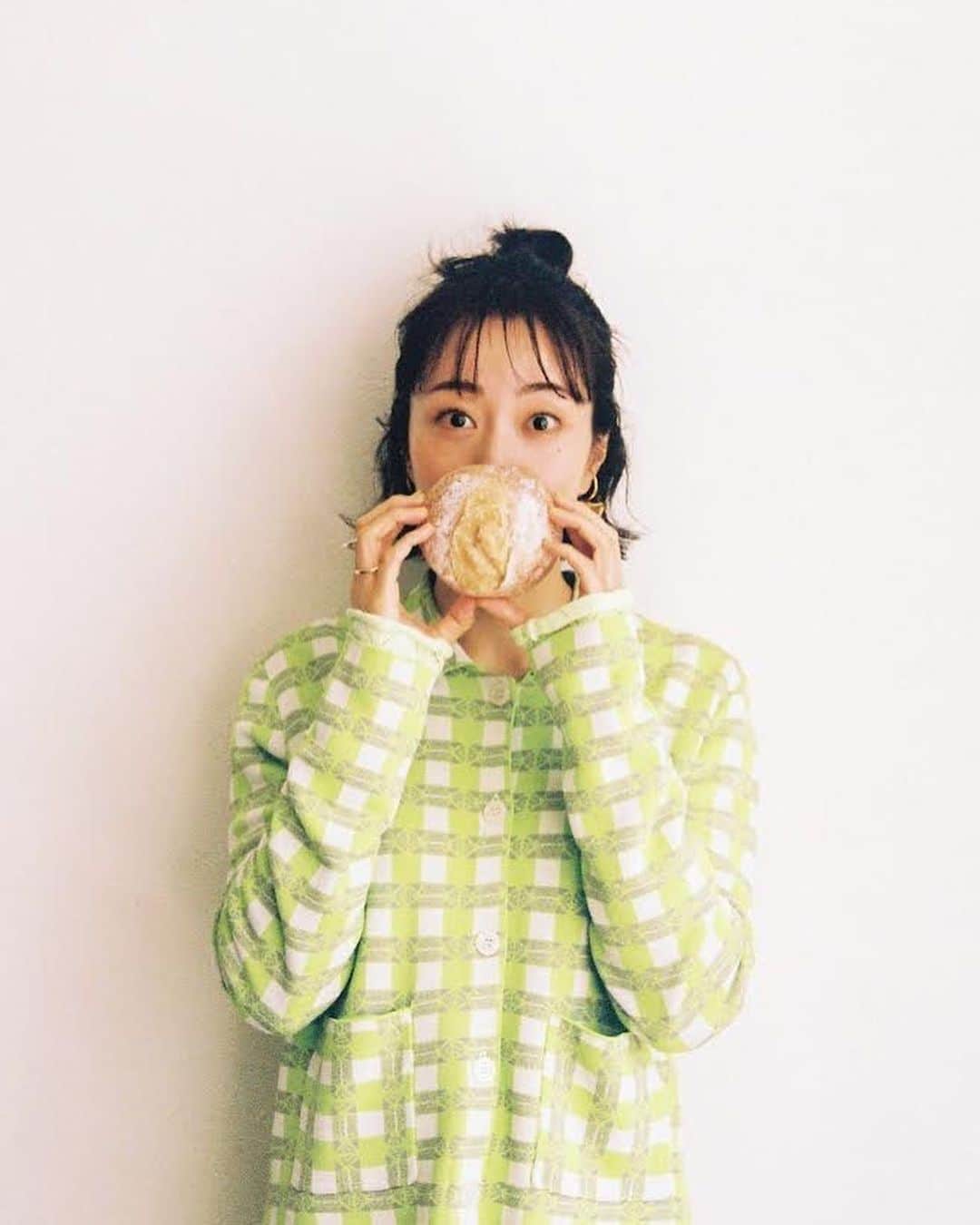 のインスタグラム：「キナミのパン宅配便を ご愛用してくださってる皆様 いつもありがとうございます。  そんな皆様に感謝を込めて キナミから贈り物です🎁  デュヌラルテさんとコラボした 和食材を使ったパンセットを どどんとプレゼント  わたしがリクエストしたのは ひじきと梅。 なんとも難しいお題を 悪戦苦闘しつつ とんでもなく美味しいパンにしてくれました👏  これはみんな感動するパンだと思うなー みんなに届けーーー  https://kinami-bread.com/cp/2023-04  #キナミのパン宅配便 #キナミのパン贈り物」