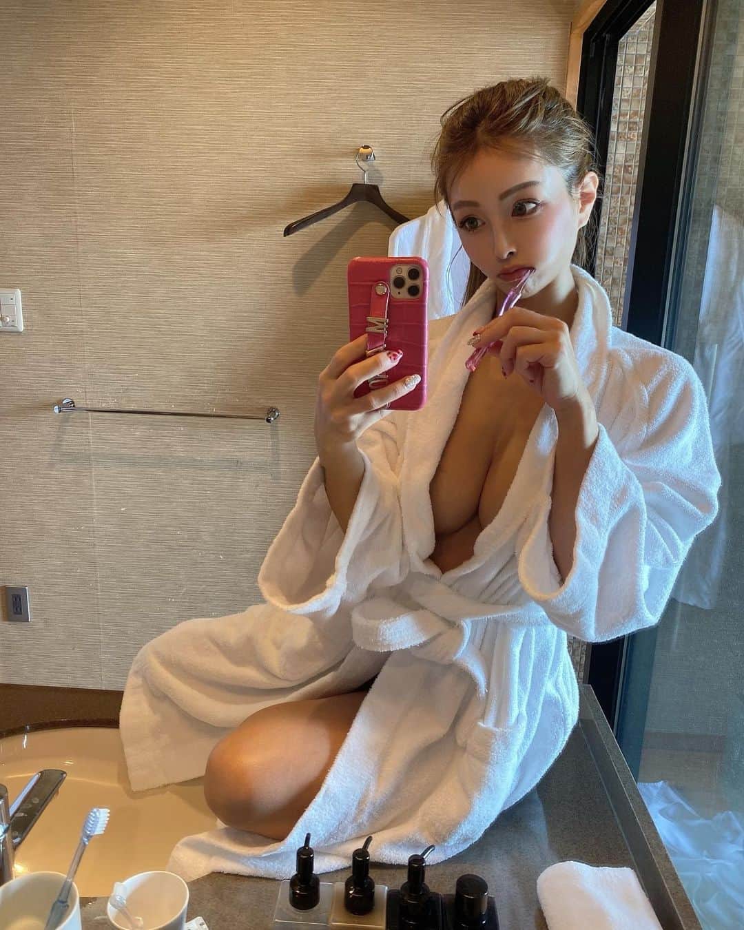 のインスタグラム：「. . 🧖‍♀️🛁🙈🤍 歯磨きタイム🪥 . . . . . . . . . . #歯磨き中 #🪥 #バスローブ #🧖‍♀️」