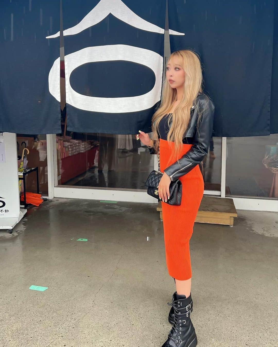 まあーか（まかたん）のインスタグラム：「. #オレンジ似合う人選手権  春どこいった？レベルで寒くて なんなら山梨🗻だったから余計寒く感じて🥶春らしい格好ではないですが大好きなオレンジ身に纏ったのでご機嫌でした🥹🍊🧡 . #ハイトーン#バレイヤージュ#シャドールーツ#ハイトーンロング#セルフィー#カラコン#🌸#🌼#外国人風カラー#春コーデ#メイク#zara#shein #chanel #셀스타그램 #오오티디 #일본 #일상 #패션 #메이크 #셀피 #selfie #zara#shein」