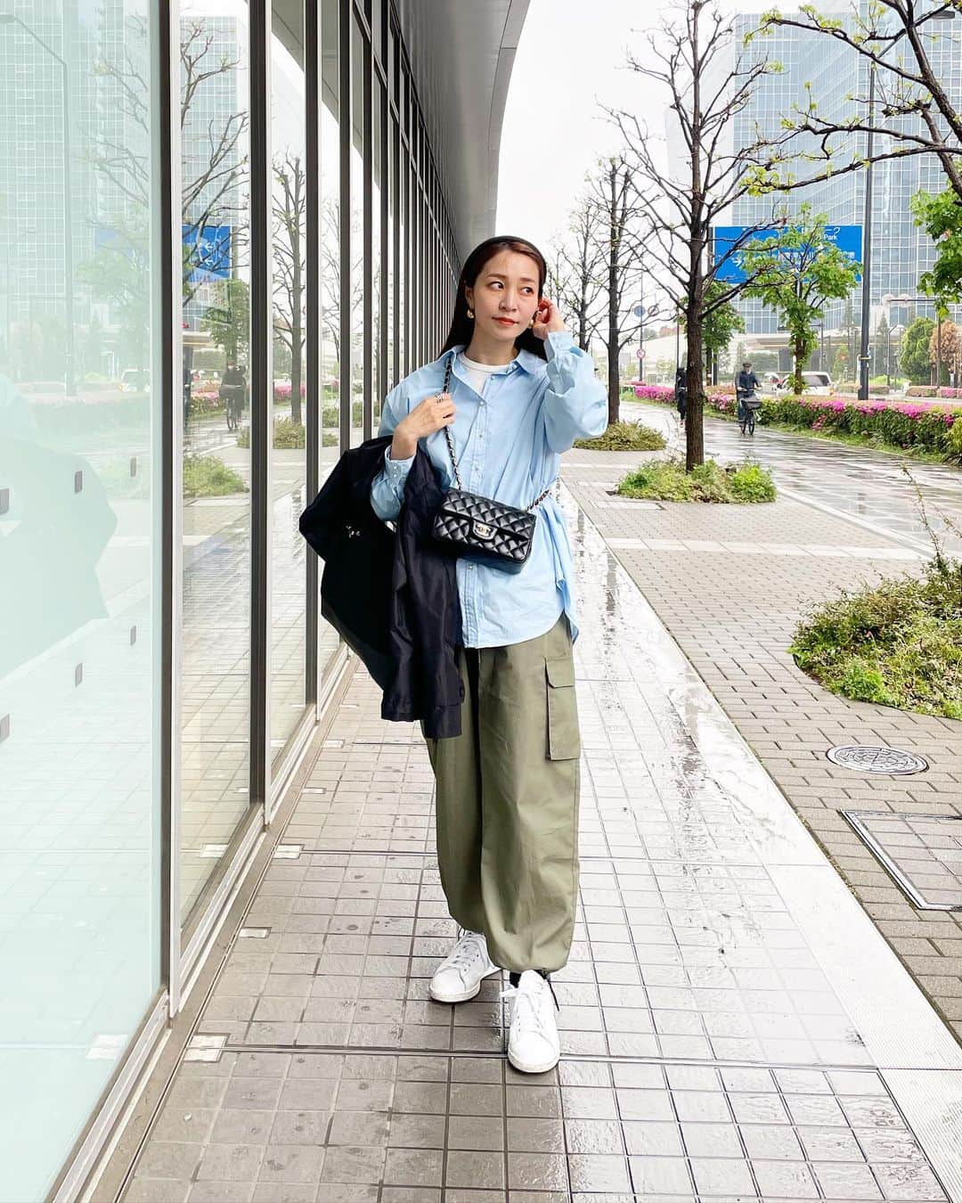 鈴木優美 のインスタグラム：「先日の買い出しコーデ。 @styledoor_official のブルーシャツはパールボタンが可愛い💙 この日はカーゴパンツと合わせて休日カジュアルに😊 このパンツも @veryweb.jp でお楽しみにしていただきたいものの一つです✍️ 可愛い！とかではなく、絶対的ポイントを逃さずしっかり書いてますのでぜひ😎 . やっと木曜日🙏 今日も頑張ろうーーー✨ . . . . . . . . . . . . #emmataylor #styledoor #franceluxejapan #gu #adidas #chanel #エマテイラー #スタイルドアー #アディダス #シャネル #ジーユー #コスパコーデ #高見えコーデ #カジュアルコーデ #カーゴパンツ #カーゴパンツコーデ #ブルーシャツ #30代コーデ #30代ファッション #シャツコーデ #very #雑誌very #veryweb」