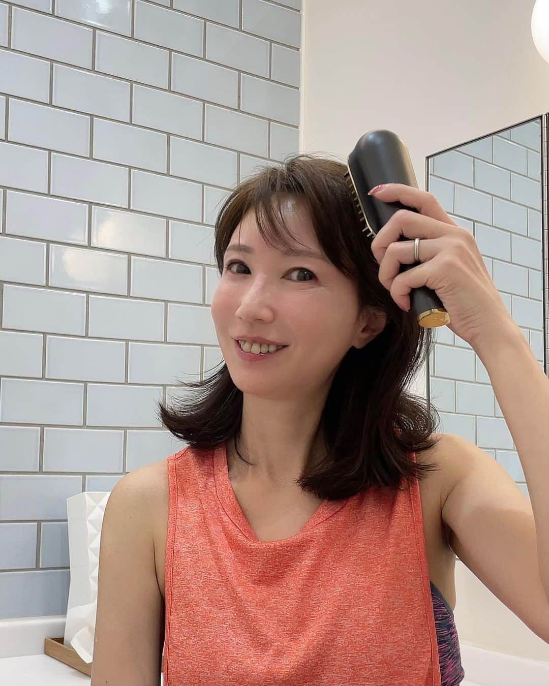 奈々さんのインスタグラム写真 - (奈々Instagram)「『Scalp Brush Premium』に新しく機能 が追加された  顔と頭皮ケアがこれ1台で出来る 『Scalp Brush Pro』  これ一つでフェイスと頭皮両方ケアできます👍  強さも選べるし、入浴中にも使える😍  首やフェイスラインのたるみや二重顎にもアプローチできちゃう😘  頭皮用のヘッドは、 EMSは表情筋に働きかけられたり オイルを入れてヘアケアできるオイルアタッチメントもついてます👍  ポーチ付きで持ち運びも便利😊  こちらには EMS、半導体レーザー、バイブレーション、ラジオ波の機能がついてます😍  楽天市場で「美顔器wavewave」 で検索してみてね  @official__wavewave   #wavewave #美顔器 #ems #半導体 #エイジング#エイジングケア#ホームケア#自宅エステ#サロン専売品 #頭皮ケア #アンチ #エステ #楽天市場 #電気バリブラシ#ヘッドスパ#スカルプブラシプロ#ヘアモデル #サロンモデル #サロモ #ミセスモデル#50代ヘアモデル #50代ヘアカタログ」4月20日 7時15分 - nanafujn