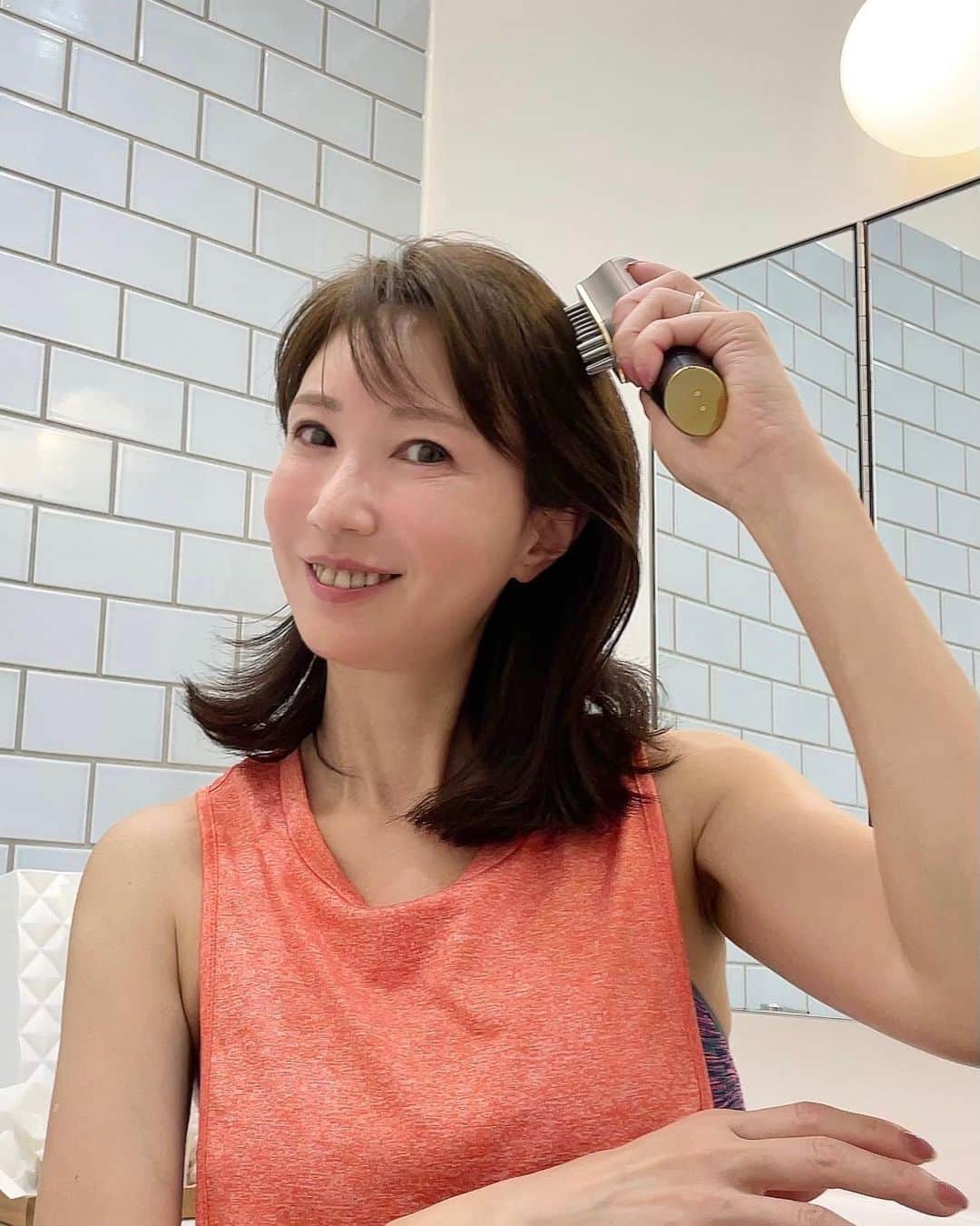 奈々さんのインスタグラム写真 - (奈々Instagram)「『Scalp Brush Premium』に新しく機能 が追加された  顔と頭皮ケアがこれ1台で出来る 『Scalp Brush Pro』  これ一つでフェイスと頭皮両方ケアできます👍  強さも選べるし、入浴中にも使える😍  首やフェイスラインのたるみや二重顎にもアプローチできちゃう😘  頭皮用のヘッドは、 EMSは表情筋に働きかけられたり オイルを入れてヘアケアできるオイルアタッチメントもついてます👍  ポーチ付きで持ち運びも便利😊  こちらには EMS、半導体レーザー、バイブレーション、ラジオ波の機能がついてます😍  楽天市場で「美顔器wavewave」 で検索してみてね  @official__wavewave   #wavewave #美顔器 #ems #半導体 #エイジング#エイジングケア#ホームケア#自宅エステ#サロン専売品 #頭皮ケア #アンチ #エステ #楽天市場 #電気バリブラシ#ヘッドスパ#スカルプブラシプロ#ヘアモデル #サロンモデル #サロモ #ミセスモデル#50代ヘアモデル #50代ヘアカタログ」4月20日 7時15分 - nanafujn