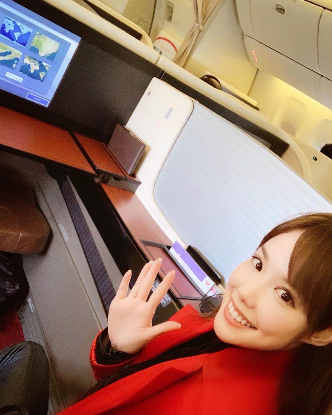 メロディー・モリタさんのインスタグラム写真 - (メロディー・モリタInstagram)「A look inside Japan Airlines' First Class Lounge!⭐️ 日本航空のラウンジ＆昔の思い出✨  As a child, visiting my grandparents in Japan every Summer was a highlight of my year. I cherished the little things like going to the park and being able to do fireworks together at home (which we couldn't do in the US). But saying goodbye was the toughest. On the final day, I remember being at the JAL Family Club Lounge, a private and peaceful area where I could spend the last precious moments with them. Although I was goofing around in front of the camera (slide 2), it was probably because I wanted to prevent myself from crying.  Even now as an adult, it's exciting going to Japan but bittersweet on the way back. JAL reached out to me to work with them on some travel projects, and after the shoot, I got to spend time at their First Class Lounge before flying back to New York. JAL provides the best services and lounges suitable for all ages and needs, and their hospitality brought back sweet memories.❤️  日本はもうすぐゴールデンウィークで、旅行シーズンですね！ アメリカの学校は６月に終わり夏休みに入るので、幼い頃は毎年夏に日本へ行っていました✈️ 日本では普通にできる花火も、アメリカでは色々なルールがあり難しいため、日本で祖父母と花火をするのが一番の楽しみでした🎆  当時、空港の「JALファミリークラブラウンジ」は、日本にいる祖父母と日本滞在 最後の時間を過ごした大切な場所。その時の映像があり（スライド２枚目）私はラウンジでカメラに向かってふざけていましたが（笑）、別れ際には「アメリカに帰りたくない！」と泣いたことを覚えています。  今でも日本へ行く度にワクワクし、帰る時は寂しい気持ちにもなります。今回、撮影終了後に素敵なファーストクラスラウンジで過ごさせて頂き、JALの方々の笑顔とおもてなしの心に癒され、幼かった頃の思い出が蘇ってきました☺️  それぞれの年代や用途に合わせた設備＆サービスが揃っているラウンジは、日本の航空会社ならでは✨ 皆さんも搭乗前のお時間をそれぞれの素敵なラウンジでゆったりとお過ごしください🎀  *Exclusive areas filmed with special permission & toured by the Japan Airlines team to share some bts with you all :)  「日本航空」の撮影許可とJALチームのご案内を頂き、特別にオープン前のエリアを含むツアーをして頂きました。 JALの皆様、本当にありがとうございました✨」4月20日 5時41分 - melodeemorita