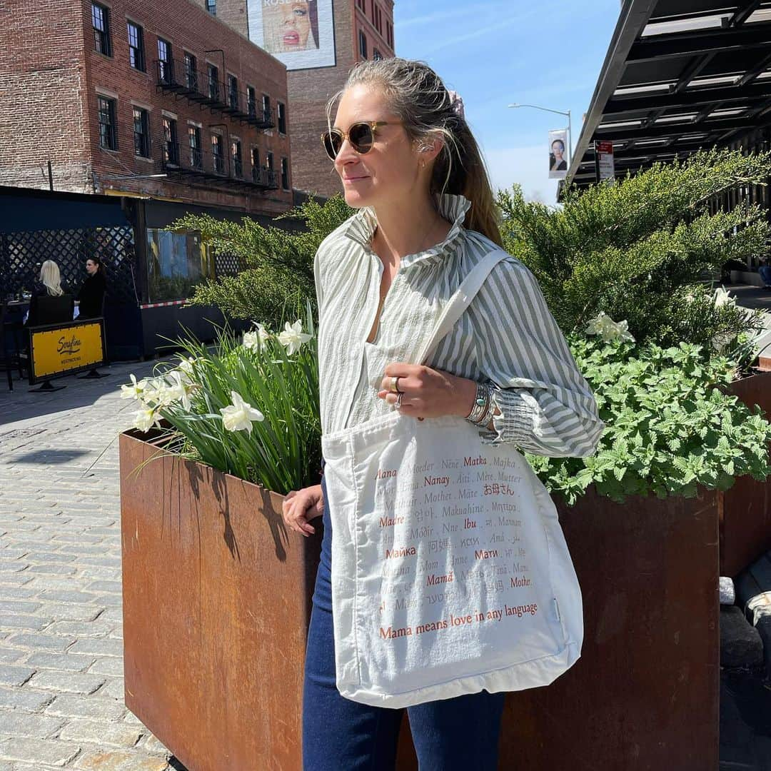 フィードプロジェクツのインスタグラム：「Mama means love in any language. Our FEED x @burtsbeesbaby tote on @laurenblauren 🌷」