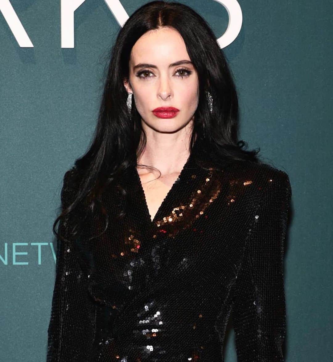 クリステン・リッターのインスタグラム：「🖤🖤 HMU @nickbarose @rheannewhite @alexandrevauthier @amc_tv  Stylist: Christian Stroble @christianstroble  Assistant Stylist: Gaia Khatchadourian @gaiakhat  Market Editor: Jack Wilson @jach_w  Jacket & Skirt: Alexandre Vauthier @alexandrevauthier  Bustier: Dolce & Gabbana @dolcegabbana  Shoes: Roger Vivier @rogervivier  Earrings: YSL via Paume @ysl @paumelosangeles」