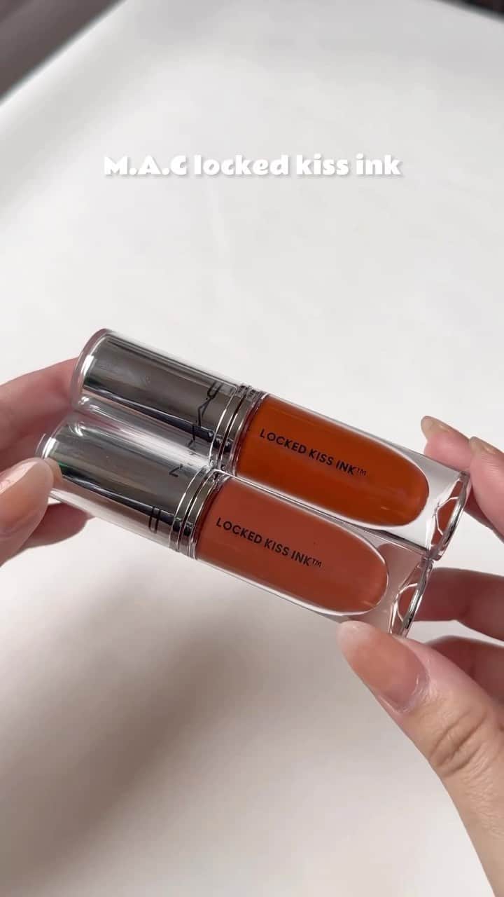 M·A·C Cosmetics BRのインスタグラム：「Seus lábios 🤝 Locked Kiss Ink ❤ A @synapham150103 comprova que o novo queridinho de 24h é sim à prova de transferência, à prova d’água e com uma super pigmentação 🥰  Cores do vídeo: 💫 Emphatic 💫 Brazen   Qual seu favorito? Comenta aqui embaixo 👇  #MACLockedKissInk #TransferProof #batomMAC」
