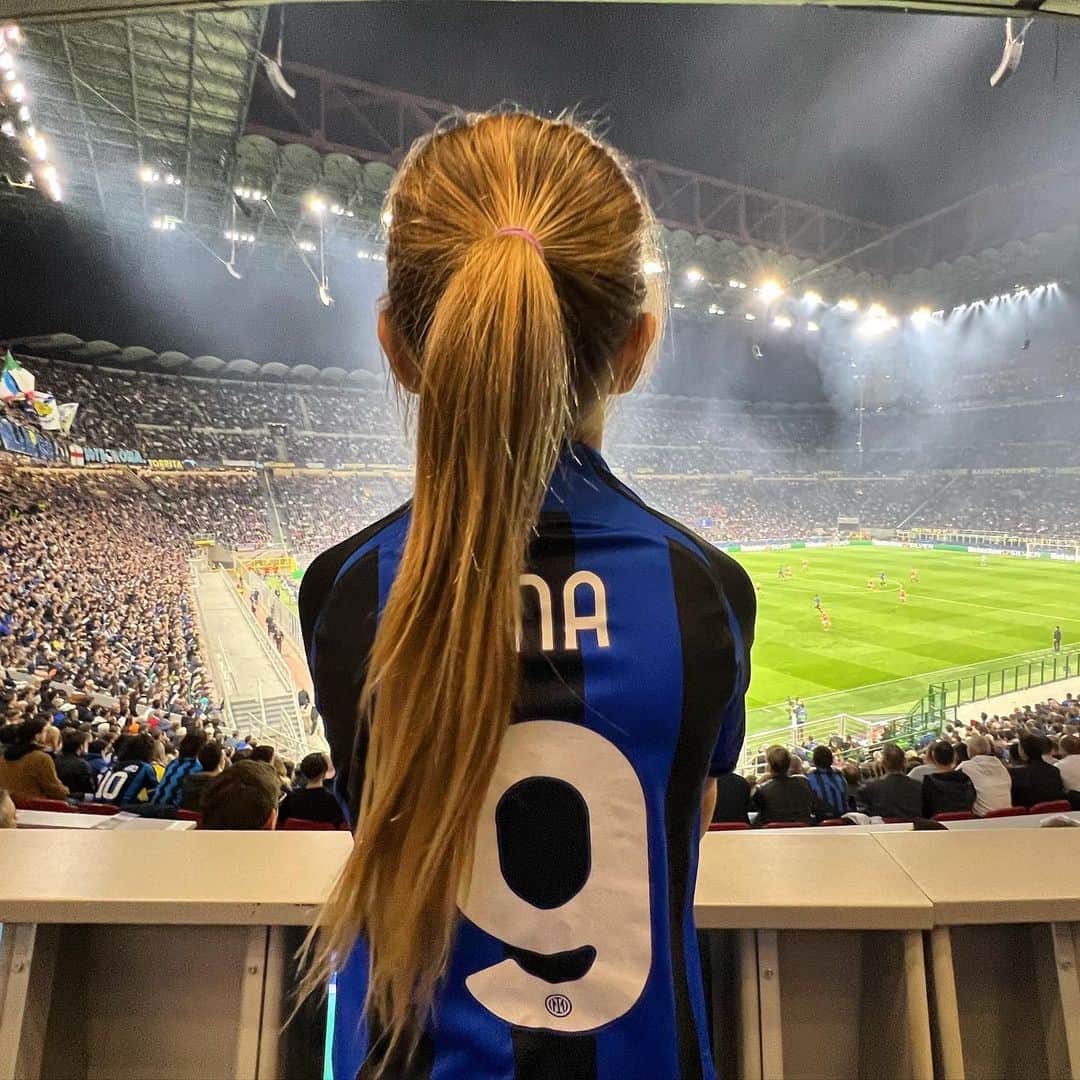 エディン・ジェコのインスタグラム：「Semifinaleeee 🥳🖤💙🥳 #championsleague」