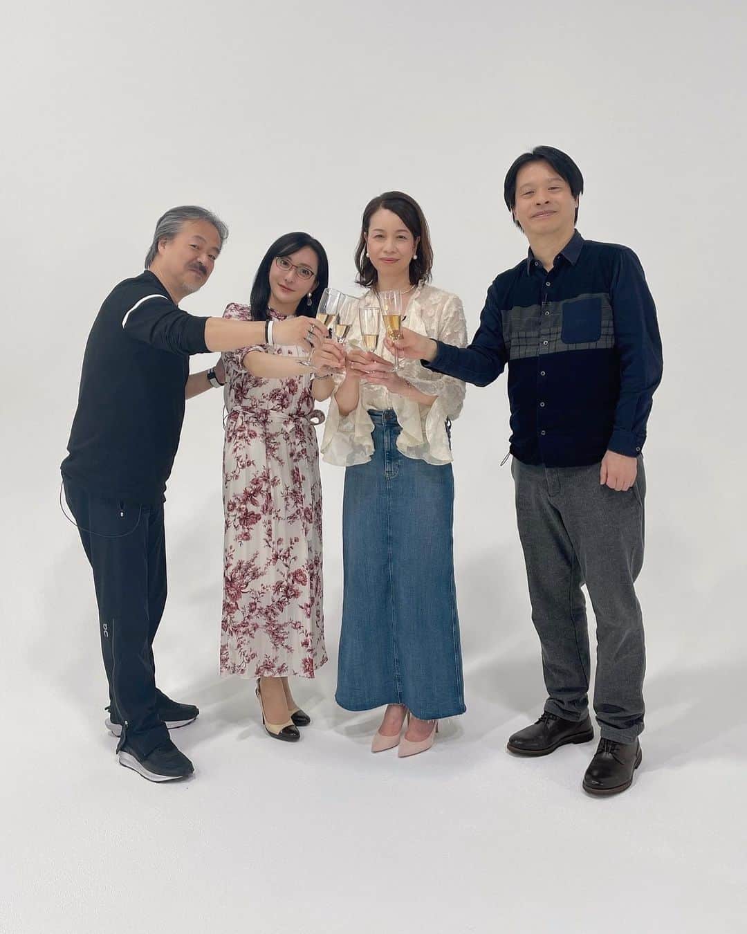 松澤千晶のインスタグラム：「ファイナルファンタジーピクセルリマスター(Nintendo Switch/PS4)発売記念、FF35周年スペシャル番組🎉  坂口博信さん、渋谷員子さん、北瀬佳範さんと乾杯させていただきました🥂  お酒を片手にファイナルファンタジーの立ち上げからFF1〜FF6制作当時を振り返るもので、MCとして大変光栄なひとときでした。  坂口さんがフリーダム過ぎてFF14の吉田さんはもちろん、河津さん時田さん野村さん、成田さん石井さんナーシャさん、歴代携わられた様々なお方の名前が出てきて、どの瞬間も楽しかったです。  リンクはこちらですが、見られるのかな？ スクウェア・エニックス公式さんにて💁🏻‍♀️ https://youtu.be/pZjoN_BX8ok  #FFピクセルリマスター #ファイナルファンタジー #FINALFANTASY」