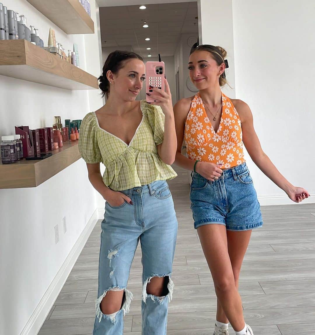 Brooklyn and Baileyさんのインスタグラム写真 - (Brooklyn and BaileyInstagram)「Swipe to see the outfit change lol」4月20日 6時31分 - brooklynandbailey