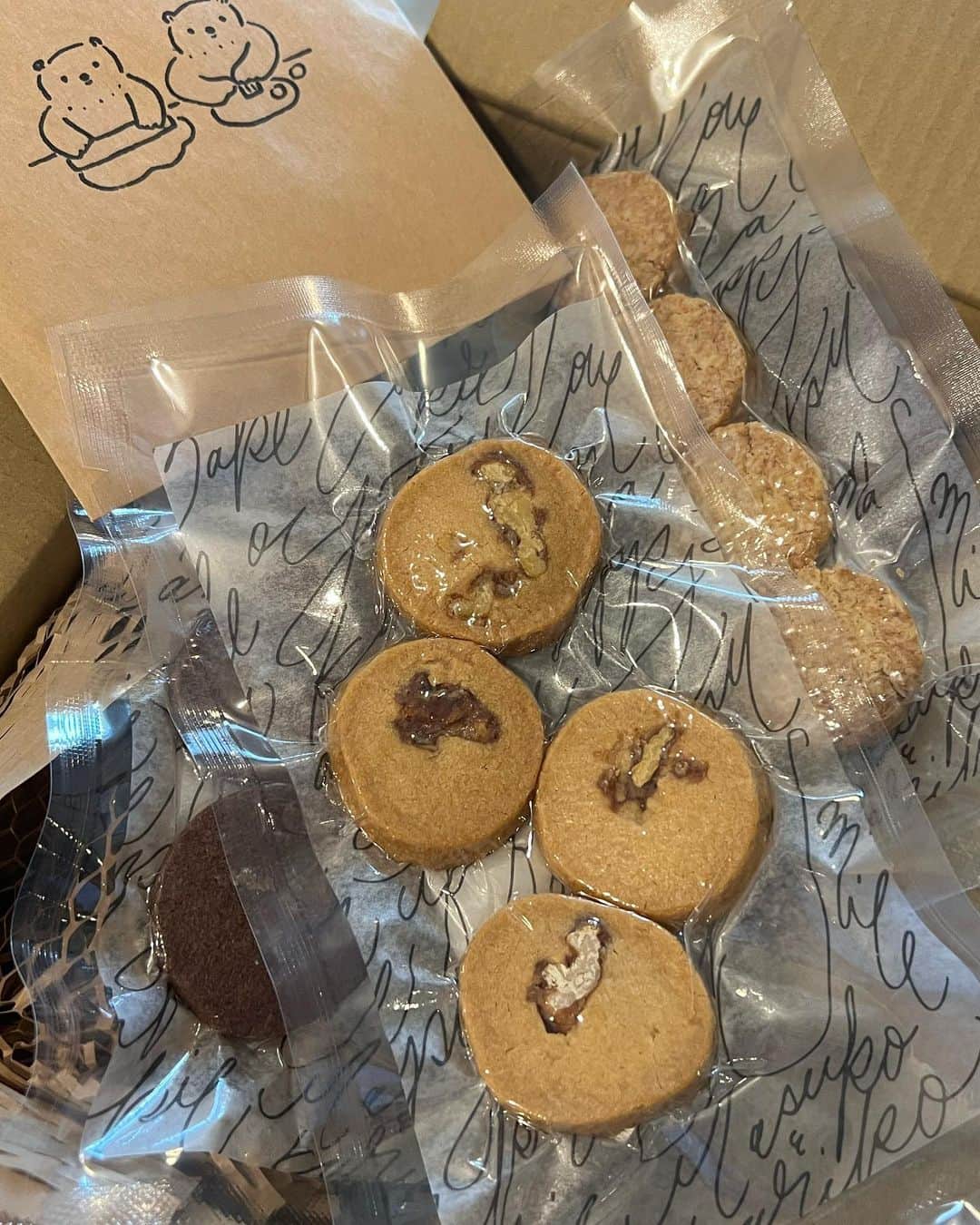 甘糟記子さんのインスタグラム写真 - (甘糟記子Instagram)「最近クッキー祭りな我が家(≧∀≦)  村上開新堂のクッキーを開けたところなんだけど、 購入していた後輩ますこの大好きなクッキーが届き、 @masuko1219  そしたらたかみかからもシズカ洋菓子店のクッキー缶が届き、 @popo20020613  ひろこちゃんからも和光のクッキー缶いただきました\(//∇//)\  私の朝ごはんがイタリア式でクッキーだよね（笑）  昔、初めてイタリアでホームステイさせてもらった時、朝ごはんの机の上にビスコッティだけがボン！と置いてあって笑ったよね（≧∇≦） それをエスプレッソとかカフェラテにつけて食べるんだけど、私には足りなかったわ〜（笑）  とまあ、そんな懐かしい思い出を振り返りつつ子供達と楽しませてもらってます╰(*´︶`*)╯♡  ありがとう〜\(//∇//)\  #クッキー祭り#シズカ洋菓子店#村上開新堂#銀座和光」4月20日 6時23分 - norihey924