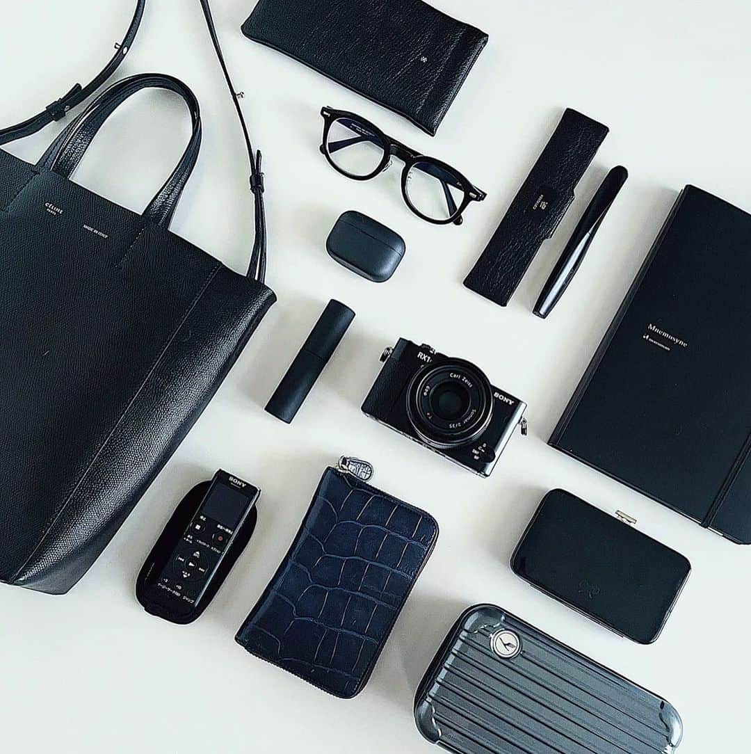 omomuroniのインスタグラム：「What's in my bag 🕶   仕事先で「えーなんか意外です」と言われて 持ちものがオールブラックだったと気が付いた。 こんな日もある。あ、ポーチ以外。  👉詳細はTOPハイライトの“IN MY BAG”リンクに」
