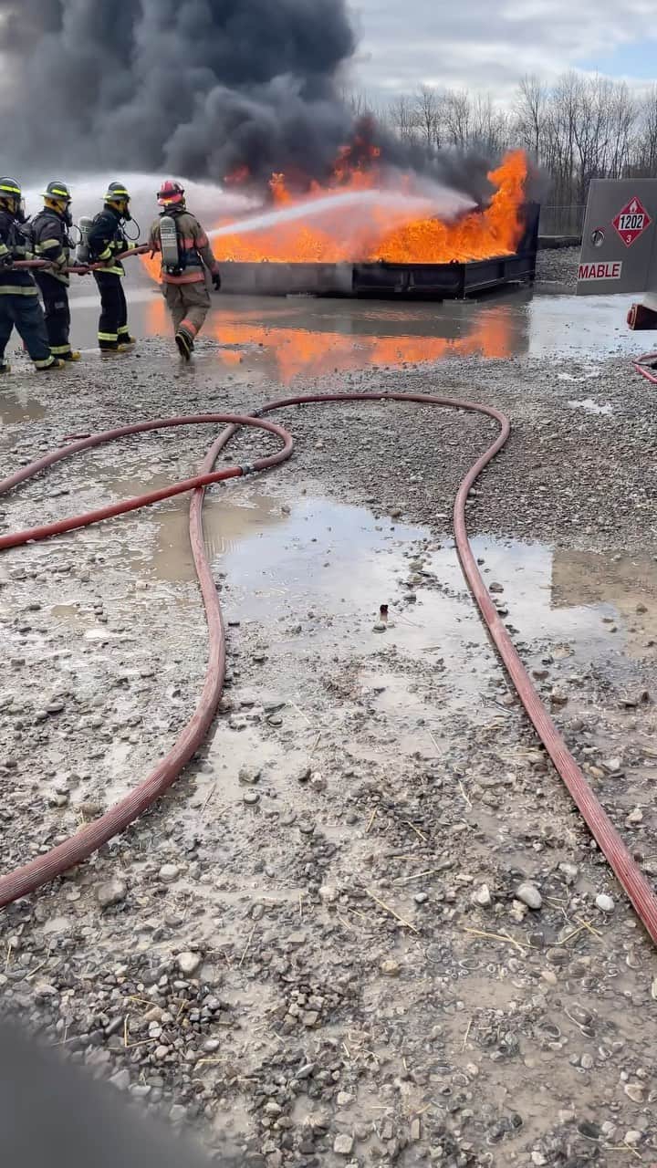 ブライス・シューダックのインスタグラム：「Challenging yourself everyday only leads to endless internal growth in the end. Learning something new everyday and loving this new life even more. Bring on the fires. 🔥  #firefighting #firefighter #festi #fire #training #toronto #mississauga #pearson #flames #wetstuffontheredstuff #school #challenge #newlife」