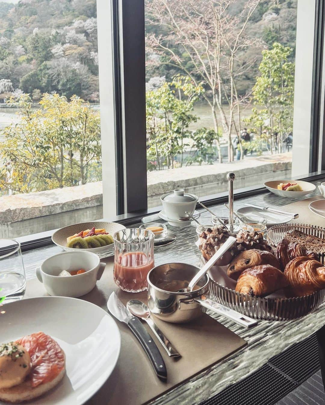 谷岡美沙紀のインスタグラム：「あさごはん。 旅行いくときくらいしか ちゃんと朝ごはん食べないから 幸せを感じます。  いつかの京都のあさごはん。 桜見ながらで最高すぎた  #京都　#京都観光 #五重塔 #京都旅行 #旅行好きな人と繋がりたい #ナチュラルメイク #夜景スポット #travel #japanesemodel #kyotojapan　#京都バー　#青龍 #k63 #portrait#port#make #ootn #selfie #좋아요반사#팔로우미#맞팔#셀스타그램」