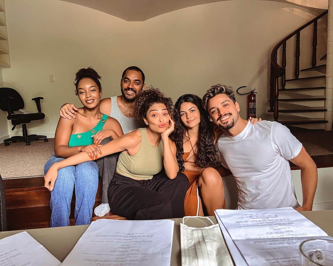 ジュリアナ・パエスのインスタグラム：「Que turbilhão foi o último mês!! E passar ao lado de vocês, nesse projeto lindo, foi incrível! Que elenco talentosíssimo! Que trocas maravilhosas que tivemos por aqui! Obrigada a toda a equipe, à produção, todos! Foi demais!! Logo mais nos encontraremos nas telinhas!! #VidasBandidas #StarPlusBR」