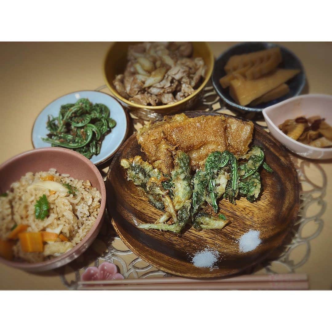 神戸麻衣さんのインスタグラム写真 - (神戸麻衣Instagram)「最近🍳  実家から、タケノコ・ウド・こごめが届いたので🙂 ⭐️たけのこ・ウドの芽・こごめの天ぷら ⭐️炊き込みご飯 ⭐️こごめのお浸し ⭐️メンマ ⭐️ウドと豚肉の味噌炒め ⭐️たけのこの煮物 煮物は、仕事の前に作って浸しておきたかったけど料理酒がきれていたので、泡盛で代用😚🌺  ⭐️ブーケサラダ💐 ⭐️ハンバーグを崩して食べるボロネーゼ🍝 ⭐️キャベツのスープ ⭐️いちごのミルフィーユパイ🍓  #手料理 #手作り #たけのこ #たけのこレシピ #炊き込みご飯 #ウド #こごめ #煮物 #ボロネーゼパスタ #ブーケサラダ #ミルフィーユ」4月20日 6時53分 - mai_g916