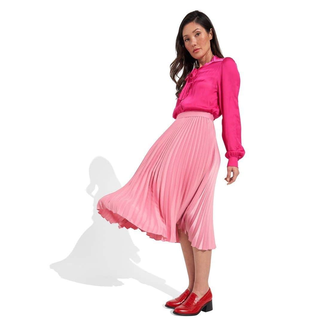 ザ オフィス オブ アンジェラ スコットのインスタグラム：「half way through the week and we are bringing our A game with the Miss Juliette in glossy red.」
