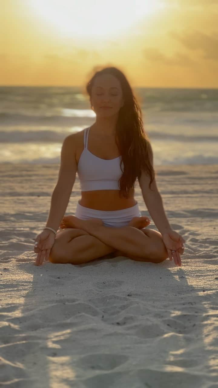 キノ・マクレガ―のインスタグラム：「Sitting meditation has been a part of my daily spiritual practice for over 20 years. I would even say that my daily meditation practice is a big contributing factor to my mental health and the sustainability of my yoga practice.  I am on the way to sit at three day Vipassana retreat. I will be off-line for the next three days while entering the deep space of introspection that only a retreat setting can provide. Include me in your prayer and metta, send ke good vibrations for the next 3 days so I can make best use of the time.  Keep practicing 🙏  Practice with me online @omstarsofficial   Wearing Align bottoms and matching set @lululemon  #lululemon #lululemonambassador #thesweatlife  Video @ifilmyoga  #yoga #meditation #mindfulness #miamisunrise #miamiyoga #yogateacher #yogaretreat #omstars  💕」