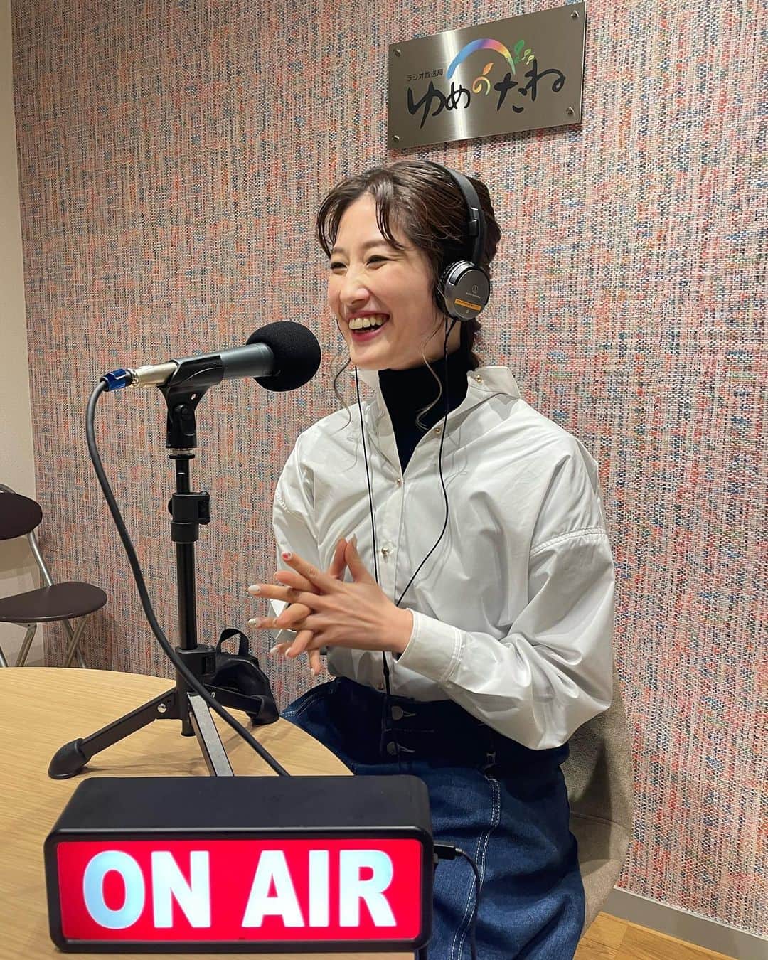 彩花まりのインスタグラム：「. ラジオdeミュージカル という番組に呼んでいただき お話ししました！  こちらのリンクから アーカイブで聴いていただけます☺️  https://yumepod11.xsrv.jp/wp-content/uploads/2023/03/4-3_radio-musical_20230308.mp3  ミュージカルへの愛が深い パーソナリティのゆきこさんと ノンストップの30分間 かなり盛り上がりました😎 ぜひお聴き逃しなくー！  #彩花まり #ミュージカル #ラジオ #エリヘレ #WARPAINT #パーソナリティ風に宣伝しましたよ #エリザベート #思い出トークも #お楽しみに！」