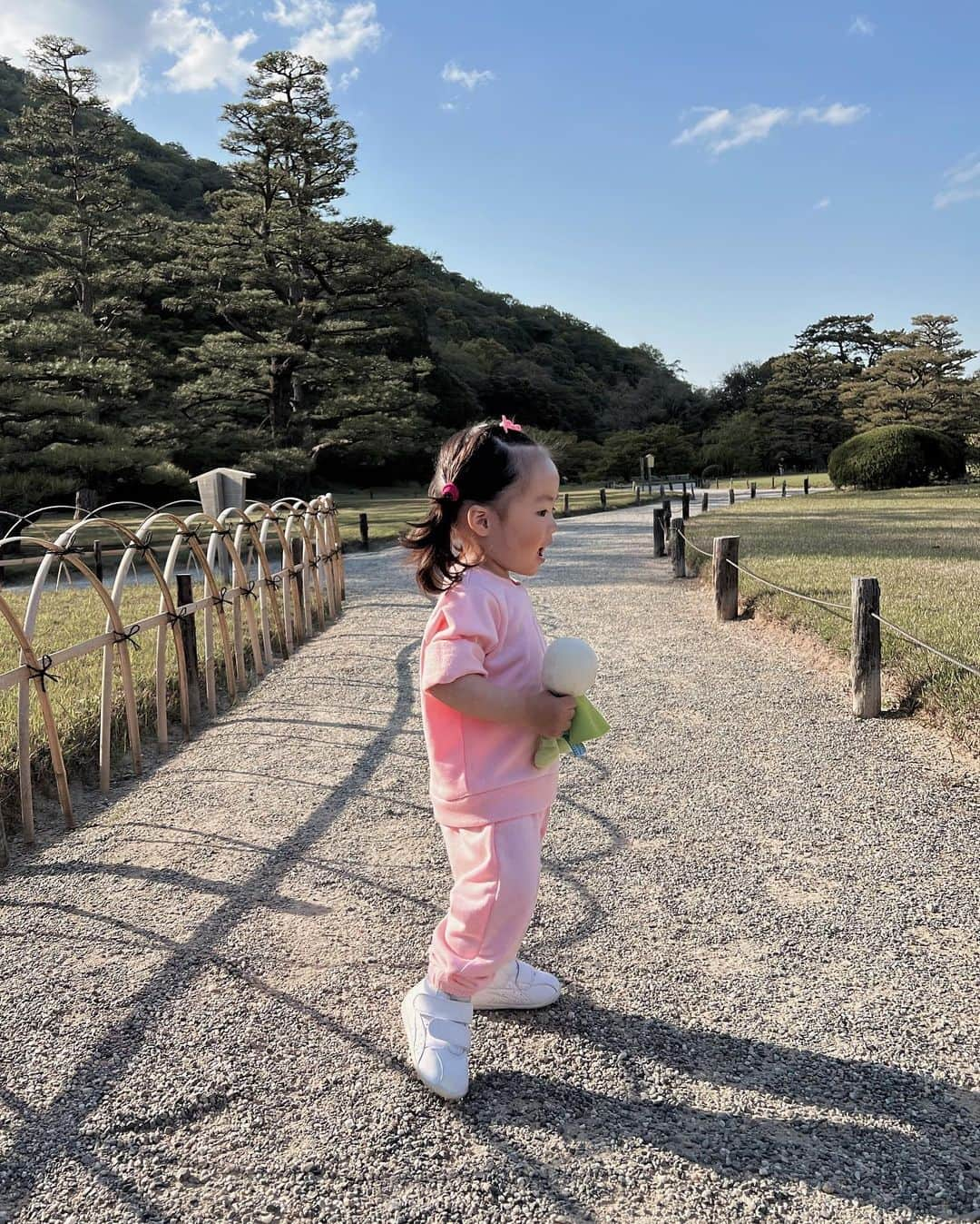 石川マリーさんのインスタグラム写真 - (石川マリーInstagram)「📍栗林公園 2枚目の写真は1歳頃の主人👨🏻 3枚目の写真は1歳4ヶ月現在の娘👧🏻  約39年の時を経て 父娘で同じ場所で笑顔でパシャリ✌🏻✨  木も看板も柵も 変わらず同じ場所にあった✨感動🥹  #香川 #栗林公園 #親子 #父娘」4月19日 22時05分 - marieishikawa