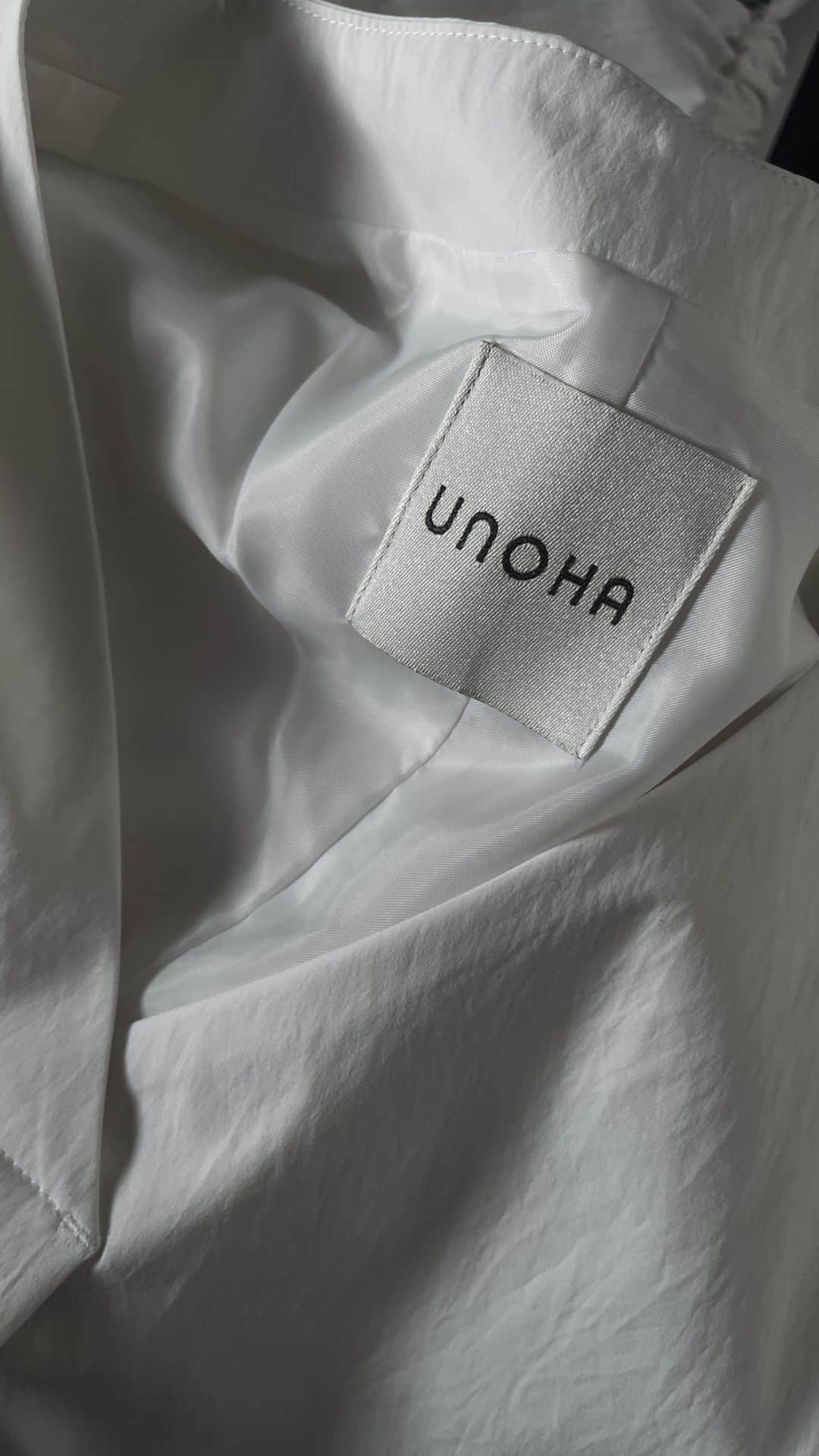 のインスタグラム：「@unoha_official さんのお洋服を着てモノトーンファッションをご紹介しました✨ 4/19-4/24まで福岡岩田屋本館7階でPopupしてるので是非チェックしてみてください☺️  ライブでご紹介した商品です🕊  ・BELTED JUMPSUIT /M size /Black ・JOURNEYER /Off-white ・LONG SLEEVE DRESS /M size /White ・HAZUMU /Black  ・RIBBED COMFORT BRA /M size/ Ivory ・CROSSED TANK /M size/ Ivory ・BASIC LEGGINGS/ M size/ Black ・PACKABLE NYLON BLOUSON / L size/ Off-white ・BASIC CAP /One size /Black」