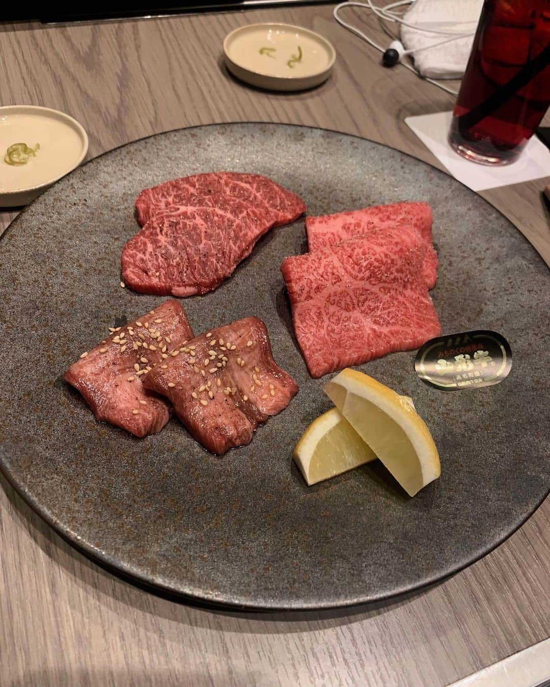 えみっくすさんのインスタグラム写真 - (えみっくすInstagram)「渋谷に新しくできたばかりの焼肉屋さん、かみ山に行ってきたよ～₍ᐢ.ˬ.ᐢ₎今月新しくできたばかりなんだって❕ . OPEN記念のコースいただいた💗色々おいしかったけど、ヒレカツサンドが1番すきだった(ˊo̴̶̷̤ ̫ o̴̶̷̤ˋ)♡こんなに分厚いのにくちびるで噛めるレベル...🥺💖やばかった❕ . シンプルな焼き物もおいしかったけど、サーロインつける出汁だったり、さっき言ったヒレカツサンドだったり、縁の下の力持ち的なところがおいしくて感動した～(ᐡ⸝⸝o̴̶̷̤ ﻌ o̴̶̷̤⸝⸝ᐡ) . 店員さんの接客も良いし、完全個室でお店もめちゃくちゃ綺麗だったᐢ.ˬ.ᐢ ♡また行きたいなり💓💓  🍬 .｡ _________________________ ｡. 🍬   　えみっくすおすすめのグルメ情報を ︎︎ 　　　▶️ #えみっくすグルメ ◀️  　　　でまとめています⸜(*⃙⃘'ᵕ'*⃙⃘)⸝⋆*   　気になるお店があればぜひ食べに行って  　ハッシュタグをつけて投稿してね📷✨  🍬 .｡ _________________________ ｡. 🍬  PR @shibuya_kamiyama #渋谷焼肉かみ山 #渋谷焼肉 #神泉グルメ #神泉ディナー #渋谷居酒屋 #渋谷 #渋谷グルメ #焼肉 #焼肉好きな人と繋がりたい #肉スタグラム #フォトジェ肉 #神泉 #グルメ #グルメ好きな人と繋がりたい #グルメ好きと繋がりたい #グルメ女子 #グルメスタグラム #東京グルメ #ぽっちゃり #ぽっちゃり女子 #ぽっちゃりさんと繋がりたい #ぽっちゃり大人女子 #ぽっちゃりモデル #ぽっちゃり女子と繋がりたい #プラスサイズ #plussize #ミスiD2022 #肉食女子 #curvy」4月19日 22時21分 - emix_momoka