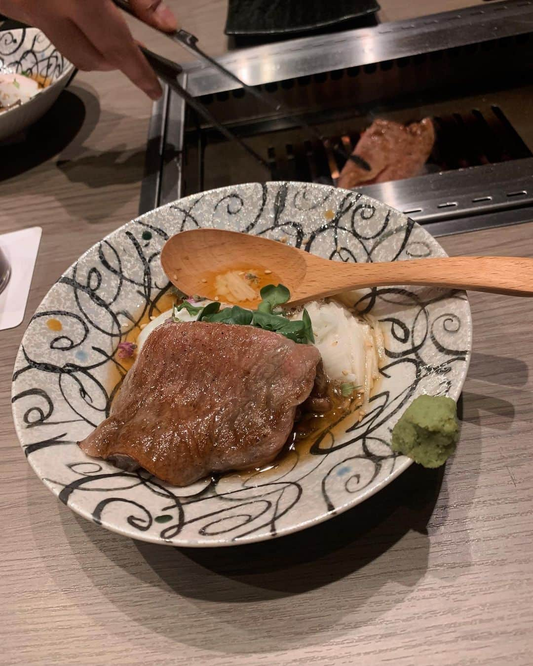 えみっくすさんのインスタグラム写真 - (えみっくすInstagram)「渋谷に新しくできたばかりの焼肉屋さん、かみ山に行ってきたよ～₍ᐢ.ˬ.ᐢ₎今月新しくできたばかりなんだって❕ . OPEN記念のコースいただいた💗色々おいしかったけど、ヒレカツサンドが1番すきだった(ˊo̴̶̷̤ ̫ o̴̶̷̤ˋ)♡こんなに分厚いのにくちびるで噛めるレベル...🥺💖やばかった❕ . シンプルな焼き物もおいしかったけど、サーロインつける出汁だったり、さっき言ったヒレカツサンドだったり、縁の下の力持ち的なところがおいしくて感動した～(ᐡ⸝⸝o̴̶̷̤ ﻌ o̴̶̷̤⸝⸝ᐡ) . 店員さんの接客も良いし、完全個室でお店もめちゃくちゃ綺麗だったᐢ.ˬ.ᐢ ♡また行きたいなり💓💓  🍬 .｡ _________________________ ｡. 🍬   　えみっくすおすすめのグルメ情報を ︎︎ 　　　▶️ #えみっくすグルメ ◀️  　　　でまとめています⸜(*⃙⃘'ᵕ'*⃙⃘)⸝⋆*   　気になるお店があればぜひ食べに行って  　ハッシュタグをつけて投稿してね📷✨  🍬 .｡ _________________________ ｡. 🍬  PR @shibuya_kamiyama #渋谷焼肉かみ山 #渋谷焼肉 #神泉グルメ #神泉ディナー #渋谷居酒屋 #渋谷 #渋谷グルメ #焼肉 #焼肉好きな人と繋がりたい #肉スタグラム #フォトジェ肉 #神泉 #グルメ #グルメ好きな人と繋がりたい #グルメ好きと繋がりたい #グルメ女子 #グルメスタグラム #東京グルメ #ぽっちゃり #ぽっちゃり女子 #ぽっちゃりさんと繋がりたい #ぽっちゃり大人女子 #ぽっちゃりモデル #ぽっちゃり女子と繋がりたい #プラスサイズ #plussize #ミスiD2022 #肉食女子 #curvy」4月19日 22時21分 - emix_momoka