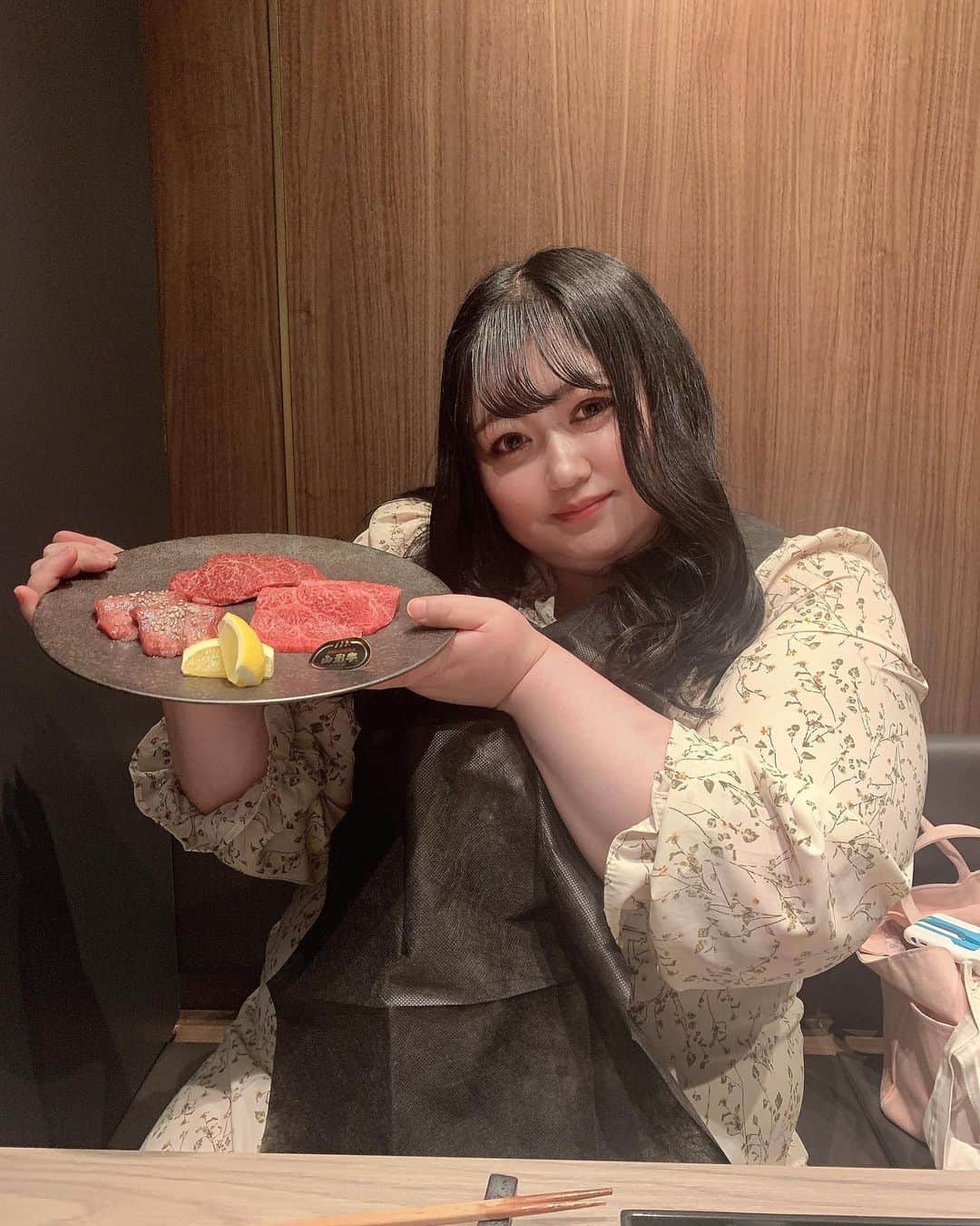 えみっくすのインスタグラム：「渋谷に新しくできたばかりの焼肉屋さん、かみ山に行ってきたよ～₍ᐢ.ˬ.ᐢ₎今月新しくできたばかりなんだって❕ . OPEN記念のコースいただいた💗色々おいしかったけど、ヒレカツサンドが1番すきだった(ˊo̴̶̷̤ ̫ o̴̶̷̤ˋ)♡こんなに分厚いのにくちびるで噛めるレベル...🥺💖やばかった❕ . シンプルな焼き物もおいしかったけど、サーロインつける出汁だったり、さっき言ったヒレカツサンドだったり、縁の下の力持ち的なところがおいしくて感動した～(ᐡ⸝⸝o̴̶̷̤ ﻌ o̴̶̷̤⸝⸝ᐡ) . 店員さんの接客も良いし、完全個室でお店もめちゃくちゃ綺麗だったᐢ.ˬ.ᐢ ♡また行きたいなり💓💓  🍬 .｡ _________________________ ｡. 🍬   　えみっくすおすすめのグルメ情報を ︎︎ 　　　▶️ #えみっくすグルメ ◀️  　　　でまとめています⸜(*⃙⃘'ᵕ'*⃙⃘)⸝⋆*   　気になるお店があればぜひ食べに行って  　ハッシュタグをつけて投稿してね📷✨  🍬 .｡ _________________________ ｡. 🍬  PR @shibuya_kamiyama #渋谷焼肉かみ山 #渋谷焼肉 #神泉グルメ #神泉ディナー #渋谷居酒屋 #渋谷 #渋谷グルメ #焼肉 #焼肉好きな人と繋がりたい #肉スタグラム #フォトジェ肉 #神泉 #グルメ #グルメ好きな人と繋がりたい #グルメ好きと繋がりたい #グルメ女子 #グルメスタグラム #東京グルメ #ぽっちゃり #ぽっちゃり女子 #ぽっちゃりさんと繋がりたい #ぽっちゃり大人女子 #ぽっちゃりモデル #ぽっちゃり女子と繋がりたい #プラスサイズ #plussize #ミスiD2022 #肉食女子 #curvy」