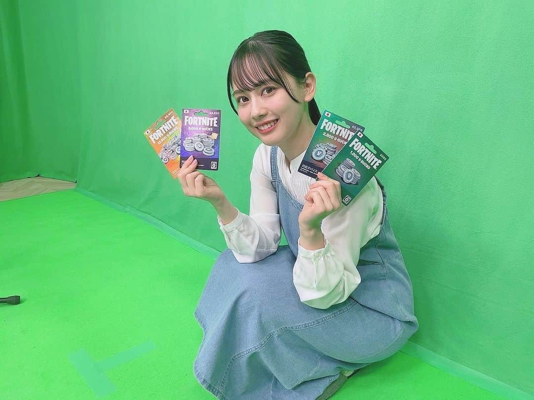 岡田佑里乃のインスタグラム：「お知らせです🩵  フォートナイトのギフトカードのCMが今日から放映します！  4月18日〜5月1日まで 全国のデジタルサイネージのあるファミリーマートで放映されます！  夕方18:00以降に流れるそうなので、 見つけてくれたら嬉しいです🐰🩵  #フォートナイト #Fortnite」