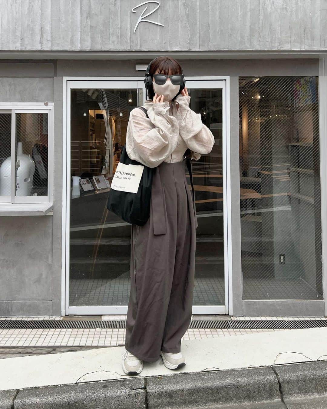 tarouのインスタグラム：「去年撮ってずっと載せてなかったコーデ🐨🫧    グレーのワントーンって カジュアル過ぎずモード過ぎずで ほんとに好き…🥲  このサロペット去年たーーーくさん着たけど 今年も沢山着回す予定🙋🏻.ᐟ.ᐟ   ここのカフェは名前忘れちゃったんだけど 原宿の竹下通りにあるお店です☕️🗞    tops： @irohani.official  pants： @irohani.official  bag： @beautifulpeople_officialsite  shoes： @gu_for_all_      #ワントーンコーデ #淡色コーデ #モノトーンコーデ  #ゆるコーデ #春コーデ #カジュアルコーデ  #パンツコーデ #サロペット #シアーシャツ  #低身長コーデ #骨格ストレート #guコーデ」