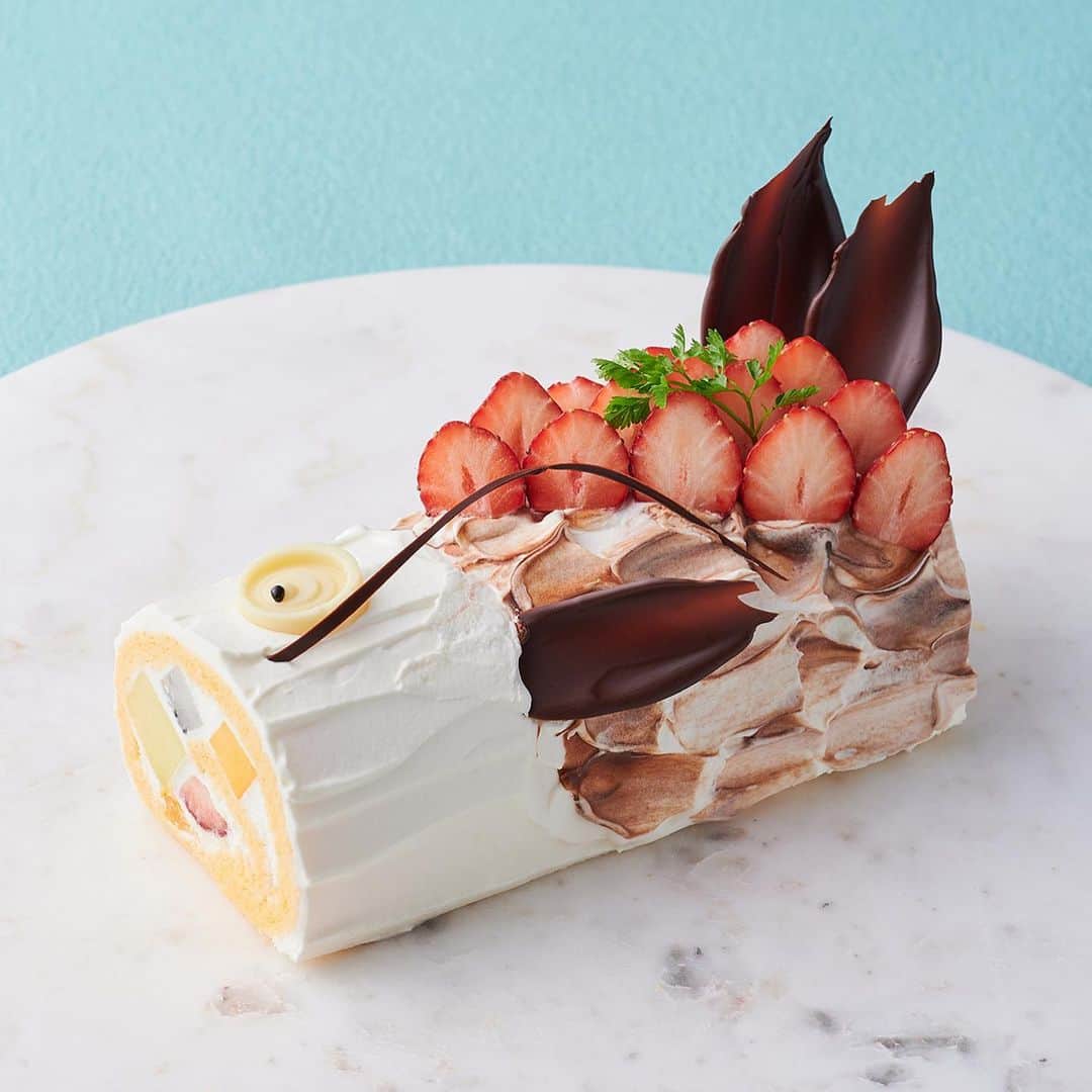 InterContinental Tokyo Bayさんのインスタグラム写真 - (InterContinental Tokyo BayInstagram)「. 🎏Koinobori Roll Cake is available for reservation at N. Y Lounge Boutique, complete with a fluffy texture of sponge with fresh strawberries and chocolate. Celebrate the healthy growth of children with our expertly crafted special roll cake.  N.Y.ラウンジブティックでは、5月5日の端午の節句に向けて「こいのぼりケーキ」の予約販売中です🎏  もちもちの食感のロール生地にフルーツをふんだんに使って巻いたロールケーキは、 シェフこだわりの生クリームで食べやすいさっぱりとした味わいに仕上げました。  苺で表現した鱗やチョコレートの目玉やヒゲは見ても楽しい、大人からお子様までご一緒にお楽しみいただけます😊  #インターコンチネンタル東京ベイ  #ホテルインターコンチネンタル東京ベイ  #intercontinentaltokyobay  #intercontinental  #nyラウンジプティック  #nyloungeboutique  #鯉のぼり #ロールケーキ  #こいのぼり #端午の節句 #こどもの日」4月19日 22時17分 - intercontitokyobay