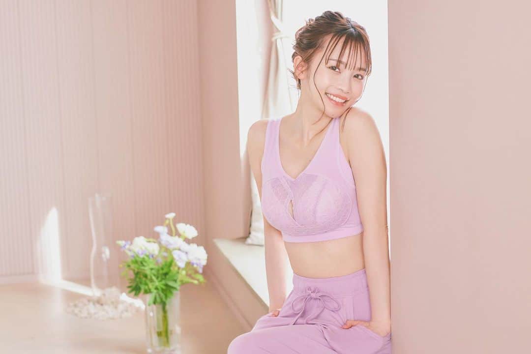 さくまみおのインスタグラム：「予想以上にご好評いただき早々に完売してしまった😳ラベンダーカラーの再販が決まりました٩( ᐛ )و💜 みんなが選んでくれた色が人気だとなんか嬉しい☺️  ■4月21日(金)19:30〜 miour公式サイトにて再販開始されます︎︎☺︎ ( @miour_official のﾌﾟﾛﾌｨｰﾙから飛べます🕊)  19:00〜は初のコラボインスタLIVEもあるのでお楽しみに🥰🥰(詳細は1つ前の投稿へ)  #miour #ナイトブラ #新色 #ラベンダー #エッセンシャルナイトブラ #みんなで作るナイトブラ #美胸 #ボディメイク #美ボディ研究部」