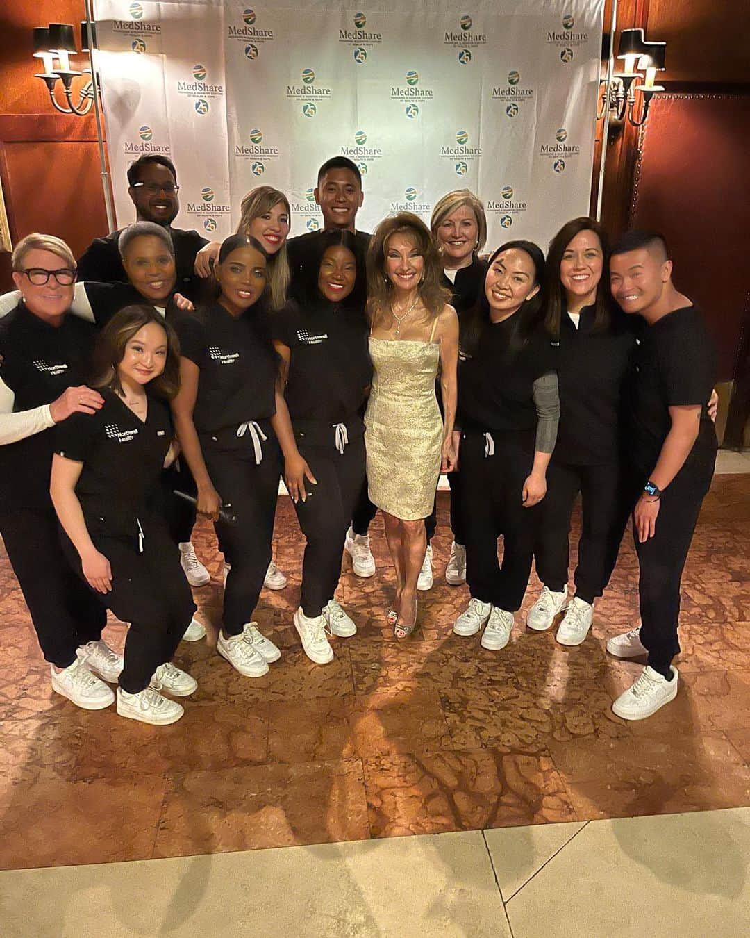 スーザン・ルッチのインスタグラム：「The incredible NURSES CHOIR  from Northwell Healthcare—so fabulous as finalists on AGT.  Last night in person!!! They blew is all away—so honored to meet them❤️ #medcare #angelsamongus #👏👏👏👏👏👏👏👏」