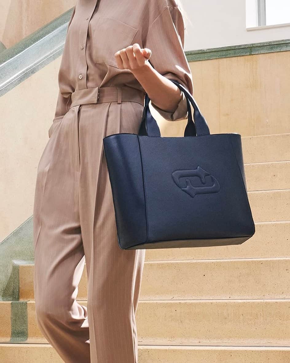 アテストーニのインスタグラム：「Suitable for business attire or travels. The CLAIRE hand bag with essential lines, featured an oversize embossed logo for discreet but visible personalization. #AmedeoTestoni」