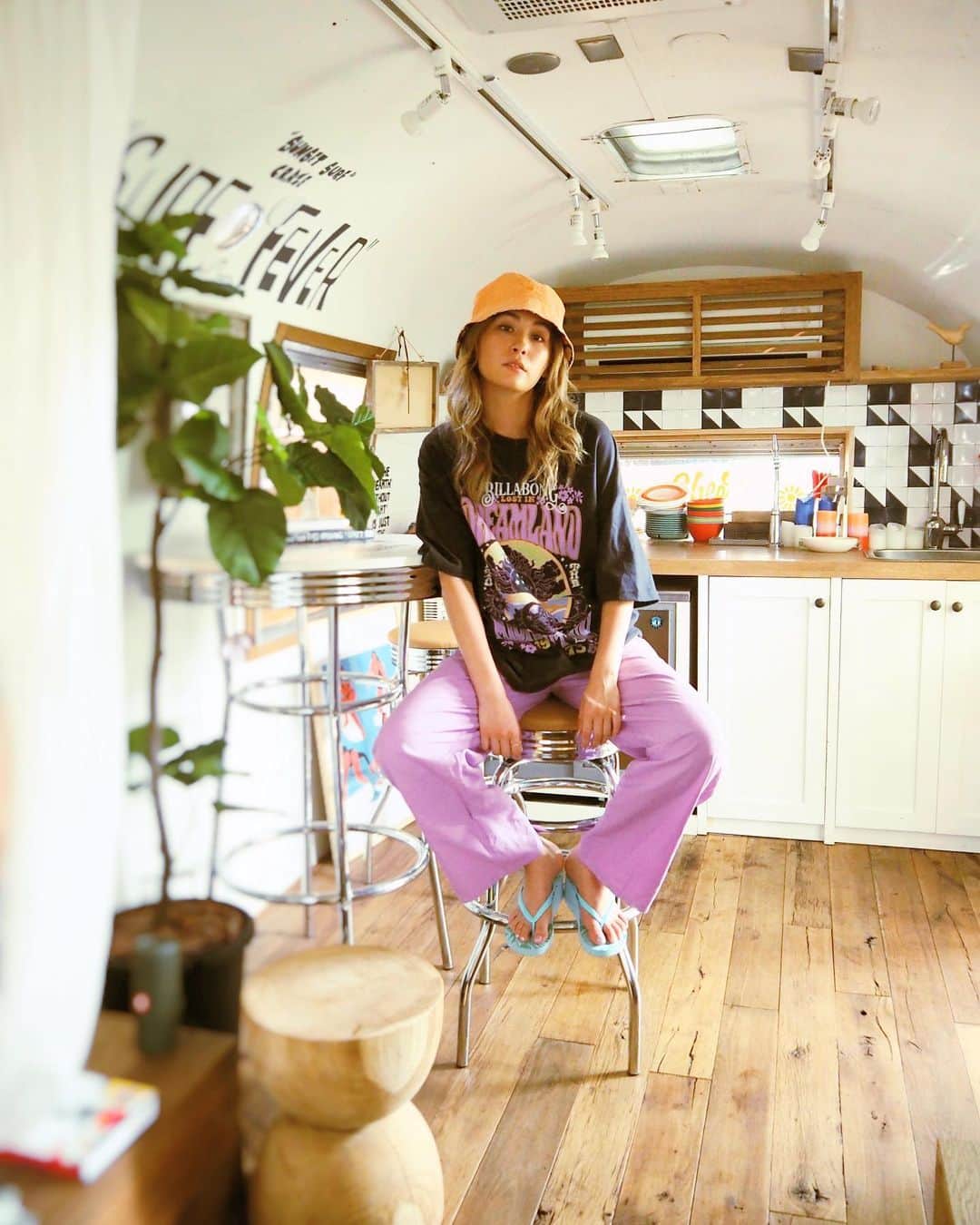 のインスタグラム：「オリジナルグラフィックのルーズフィットTEEは、カラーによりデザインが異なり、様々なコーディネートが楽しめます」