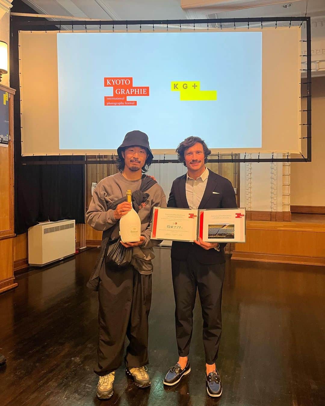 柏田テツヲさんのインスタグラム写真 - (柏田テツヲInstagram)「京都では素敵な出会いが沢山ありました。そしてRUINART Japan Awardを頂きました。 今年フランスに行き、ルイナールが運営するアーティスト・イン・レジデンスのプログラムに参加して作品制作を行い、翌年のKYOTOGRAPHIEのメインプログラムで展示する機会を頂きました。 選んで頂いた @kyotographie @fabienvallerian @ruinart ありがとうございました。 今年はいろいろと制作の年になりそうです。  #Repost @kyotographie with @use.repost ・・・ 今年も賑わいの中、KYOTOGRAPHIE 2023 アワードセレモニーが行われました。  今年の受賞者は…..  KG+ SELECT →KG+ SELECT Award 2023: ジャイシング・ナゲシュワラン@jaisingh_na  KYOTOGRAPHIE インターナショナルポートフォリオレビュー →FUJIFILM Award 2023: ユーリア・スコーゴレワ@yuliasko.ph  →RUINART Japan Award 2023: 柏田テツヲ@tetsuokashiwada  です！  受賞者の皆様、おめでとうございます！  ----  Under much anticipation and excitement, the KYOTOGRAPHIE 2023 Award Ceremony took place on the opening weekend!  Recipients were selected from KG+ SELECT artists and participants in the KYOTOGRAPHIE International Portfolio Review.  KG+ SELECT →KG+ SELECT Award 2023: Jaisingh Nageswaran @jaisingh_na  KYOTOGRAPHIE International Portfolio Review →FUJIFILM Award 2023: Yulia Skogoreva @yuliasko.ph  →RUINART Japan Award 2023: Tetsuo Kashiwada @tetsuokashiwada  Congratulations, @jaisingh_na, @yuliasko.ph, @tetsuokashiwada ! . . Ruinart @ruinart FUJIFILM @fujifilmjp_x Grand Marble @grandmarble SIGMA @sigma_japan @sigmaglobalvision KI NO BI @kinobi.official Breizh Cafe @breizhcafe . . . . . © Emma Kirk Martin #kyotographie #kyotographie2023 #kyotographieborder #kyotojapan #photography #photographyfestival #japanart #japanesecontemporaryart #artfestival #京都国際写真祭 #京都 #写真 #京都写真 #祭 #まつり #アートフェスティバル #現代アート」4月19日 22時25分 - tetsuokashiwada