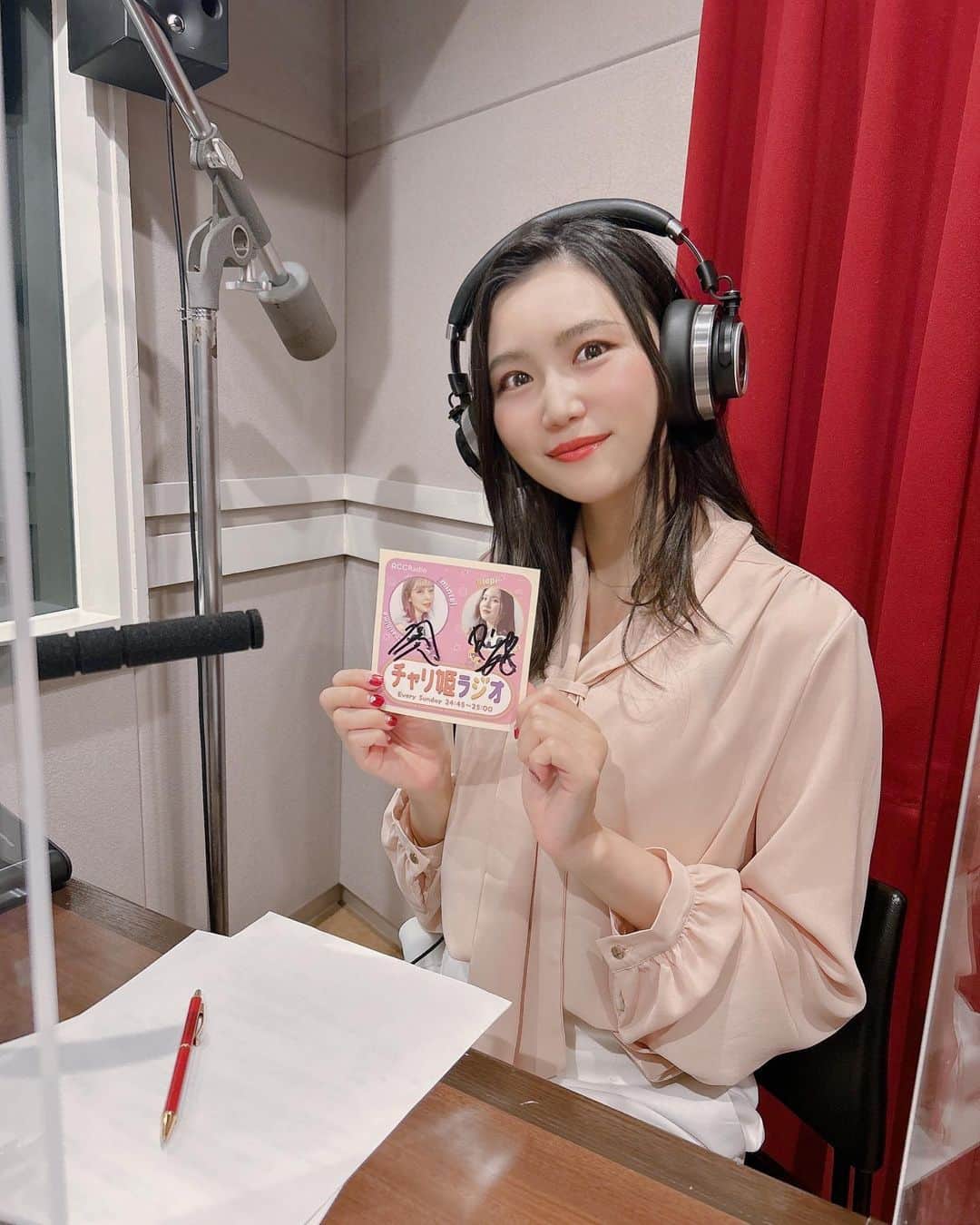 太田理恵のインスタグラム：「チャリ姫ラジオ収録でした🎤✨ 番組内でツイートを読まれた方には、私たちのサイン入りステッカーをプレゼントしてます💓 ぜひTwitterで #チャリ姫 で質問してください🥰」