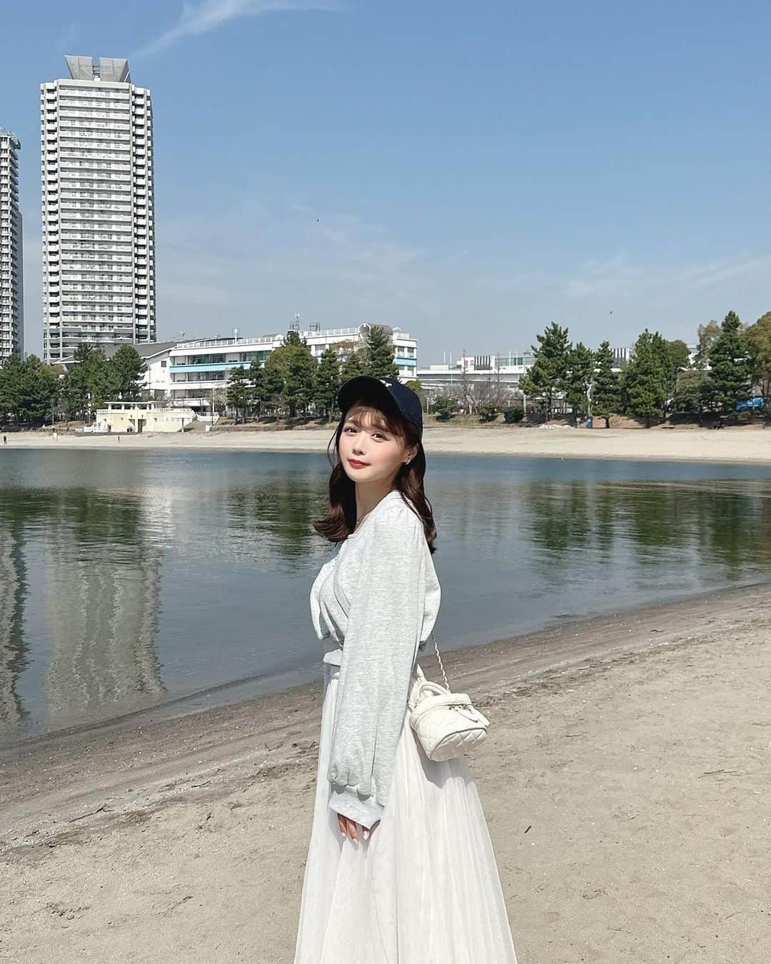 のインスタグラム：「. 春の海🫶🏖 . . . お台場に遊びに行ったよ🗽🤍 天気良くて、風もあんまりなくて 気持ちよかった♡ 夏の海は暑くてなかなか行かないけど 春の海大好き！！！💞 . . . ただ眩しくて目が開いてない🤣🙏w . .  👗トップス　@shein_japan . 👗スカート　@grl_official . 👜バッグ　@shein_japan . 👟スニーカー　@gu_for_all_ . 🧢キャップ　@chico__official___ . . . . #お台場 #海コーデ #お台場海浜公園 #shein購入品 #sheinコーデ #grl #グレイル #砂浜 #お台場カフェ #お台場ランチ」
