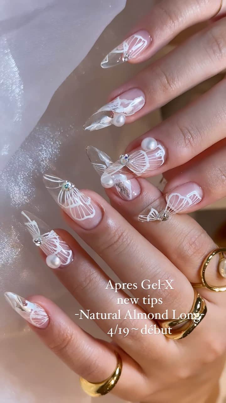 埜藤理恵のインスタグラム：「Apres Gel-X 本日4/19〜débutする new tips -Natural Almond Long-を 使用したデザインです👏🏻🎉  @apresnailofficial  @apresnailjapan   ◎サイズ展開もリニューアル！！ 旧→全11サイズから 新→4.5、5.5、6.5が加わり 全14サイズ チップのサイズ調整と 下準備がさらに迅速かつ簡単になりました✨  ◎チップの根元の最適化 チップの根元を薄く よりナチュラルな仕上がりになり 下準備時のファイリングが軽減！！ また、親指サイズのチップ根元は 少し四角めに 他のサイズのチップ根元は 少し丸めに改良 より一層下準備が簡単に！  ◎チップの強化💪 ストレスポイントから フリーエッジかけて チップ裏側に厚みをだし 強度と耐久性がUP！ 見た目のフォルムは今までと 変わることなく 分厚くなりません✨   ▷ここまで細部までこだわり続ける ジェルチップメーカーなので ほんとに美しいフォルムや 圧倒的な強度を実現できています✨👏🏻👏🏻  今まで使用していたサロンも これから使ってみたいサロンも ぜひこの機会にお試しください💓💪🏻  ５月15.16.17で開催されるBWJでも デモンストレーション披露します！ ぜひリアルを見て体感してください☺️✨  □ Rie Nofujiプロデュース @tree01official エプロン 好評発売中  □ Renée professional brush シリーズ ＊オーバル ＊トップフレンチ ＊スマートフラット Renée web shop 全国ネイルディーラーにて発売中 プロフィールURLより飛べます  □ 店舗詳細 ⇩ 大阪府大阪市北区堂山町1-2 R&Eビル3階 am10:00〜pm20:00 JR大阪駅から徒歩7分 阪急梅田駅から徒歩7分 御堂筋梅田駅から徒歩7分  ご予約は サロンの公式LINEより受け付けております。 @rrieenee プロフィールURLより LINE飛べます。 LINEにて行き方動画も配信しておりますので ご参考くださいませ」