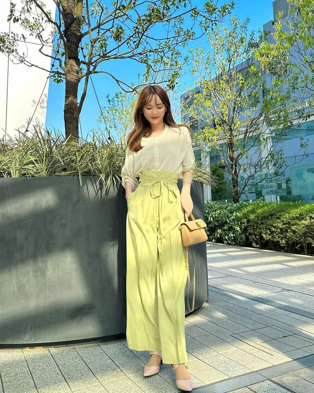 磯田 ひかる(Hikaru Isoda) のインスタグラム：「こんばんは🤍 今日もお疲れ様です🥰  私は...結婚式の準備でバタバタしています🥹  この日のコーデは、ストーリーに載せたらたくさん質問がきていました！  今の時期にぴったりなシアーカーデ🫶私は旅行にも持っていくよ〜！  クロスベルトワイドパンツは脚長効果抜群🌿  【着用アイテム】 Tops @classicalelf_official  2wayショート丈カーディガン アイボリーMサイズ ¥2,500  Pants @31sonsdemode  クロスベルトワイドパンツ ライトグリーン 36 ¥9,790  ------------------------------ picaru：162cm / 骨格ウェーブ 1st ブライトスプリング 2nd ブライトサマー  大人可愛いスタイルアップコーデ ヘアメイクを合わせた トータルスタイリングを提案🤍  不定期にストーリーで ファッションお悩み相談募集中🥰 ------------------------------  他の投稿を見る→【@picaruuu】」