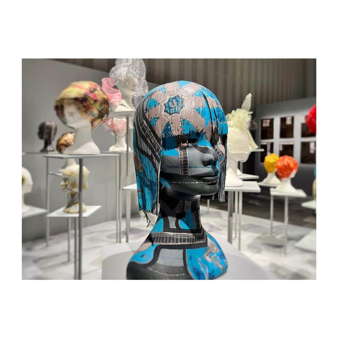 飯束ゆうこさんのインスタグラム写真 - (飯束ゆうこInstagram)「KAMO HEAD ー加茂克也展 KATSUYA KAMO WORKS 1996-2020ー ㅤ エッジの効いた大胆で独創的なデザインと 繊細な職人技溢れる作品たち。 見る人を惹きつける唯一無二のヘッドピースには、創作へのしなやかでまっすぐな愛が細部にまで宿っていた  作品を通して色々なことを問いかけられた気がして、刺激を受けた展示。  ㅤ ㅤ #KAMOHEAD #加茂克也 #加茂克也展 #katsuyakamo #KATSUYAKAMOworks」4月19日 22時38分 - iitsukayuko