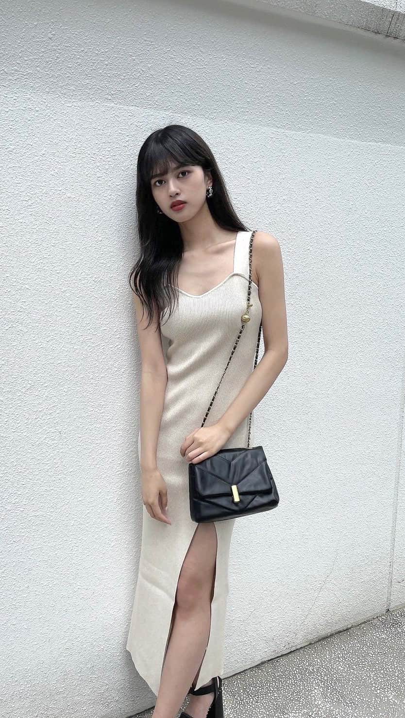 ENVYMのインスタグラム：「【 4.19 𝙉𝙀𝙒 𝘼𝙍𝙍𝙄𝙑𝘼𝙇】 ⁡ ⁡ ✔︎ディープスリットロングOP color:BLACK/IVORY/BEIGE  size:FREE  ⁡ ⁡ ⁡ ディープスリットがポイントのタイトニットワンピース。 ⁡ 自然と身体のラインに沿ったシルエットになる為 着痩せ効果もあります。 ⁡ 肩紐部分は太ストラップになっているので 肩周りの露出感も気にならず着用していただけます。 ⁡ ネックラインは少し深さを出したことで デコルテが綺麗に見えるようこだわりました。 ⁡ 合わせるシューズによって、 カジュアルにもキレイめにも合わせられるので 様々なスタイリングで楽しんでください♪ ⁡ ⁡ ⁡ ーーーーーーーーーーーーーーーーーーーーーーーー ⁡ ⁡ 2023夏のビジュアルが Webstoreで公開中！！ ⁡ ⁡ ぜひプロフィールTOPのURLからご覧下さい♪ ⁡ ⁡ ⁡ #envym #2023ss #spring」