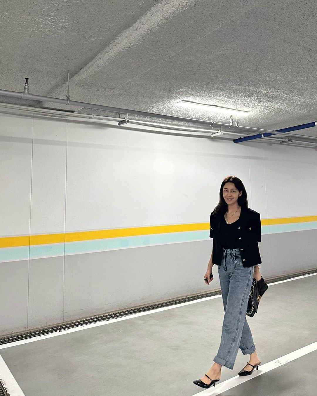 パク・タミのインスタグラム：「- 내가 전하고 싶었던 마음은.. 신랑이 아니었는데... 음.. 주객이 전도되는 잘못된 피드를 덮어볼까요? ㅎㅎ  선택해주신 뮬들은, 지금 구두 장인들이 열심히 만들고 계세요~ 브리아나 대표님도 매일 공장으로 출근하며, 정성을 쏟구요.  오늘은 청바지 빼고 올블랙이었는데, 유광 블랙이 포인드로^^ p2, p3 사진 보시면 정확히 보이는데~ 딱 세련된 유광이예요.  올리비아 뮬은 소재가 유광 가죽이지만, 원지를 부드러운 가죽을 사용~ 흔히 생각하시는 뻣뻣한 유광 가죽이 아니예요. 지루하거나 보수적인 블랙이 아니어서, 룩에 조명 하나 달아놓은 느낌?  저 오늘.. 올리비아 뮬 신고 조금 많이? 걷고, 뛰고 했는데, 몸만 피곤하고 발은 안피곤한 상태예요 진심.  이번 TAMY x BRIANA 의 뮬 모든 까래(신발 밑창?)는, 외피는 물론, 까래(발바닥)부분+안쪽 내피까지 모두 소가죽을 사용했어요. 그래서 착화감이 남다르고, 내구성도 좋은거예요. (대부분의 슈즈가 다 그런건 아니라는 것. 알고 계시죠?)  신경쓴 부분들, 만든 사람들끼리 말고, 겟 하신 분들도 아셔야죠~  #TAMYxBRIANA」