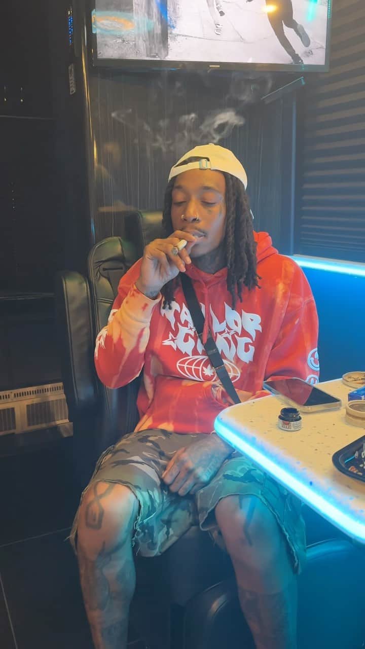 ウィズ・カリファのインスタグラム：「COOKIE BUS @berner415   GOOD TRIP TOUR😂🤘🏽☮️💜🍄✌🏾💨😎」