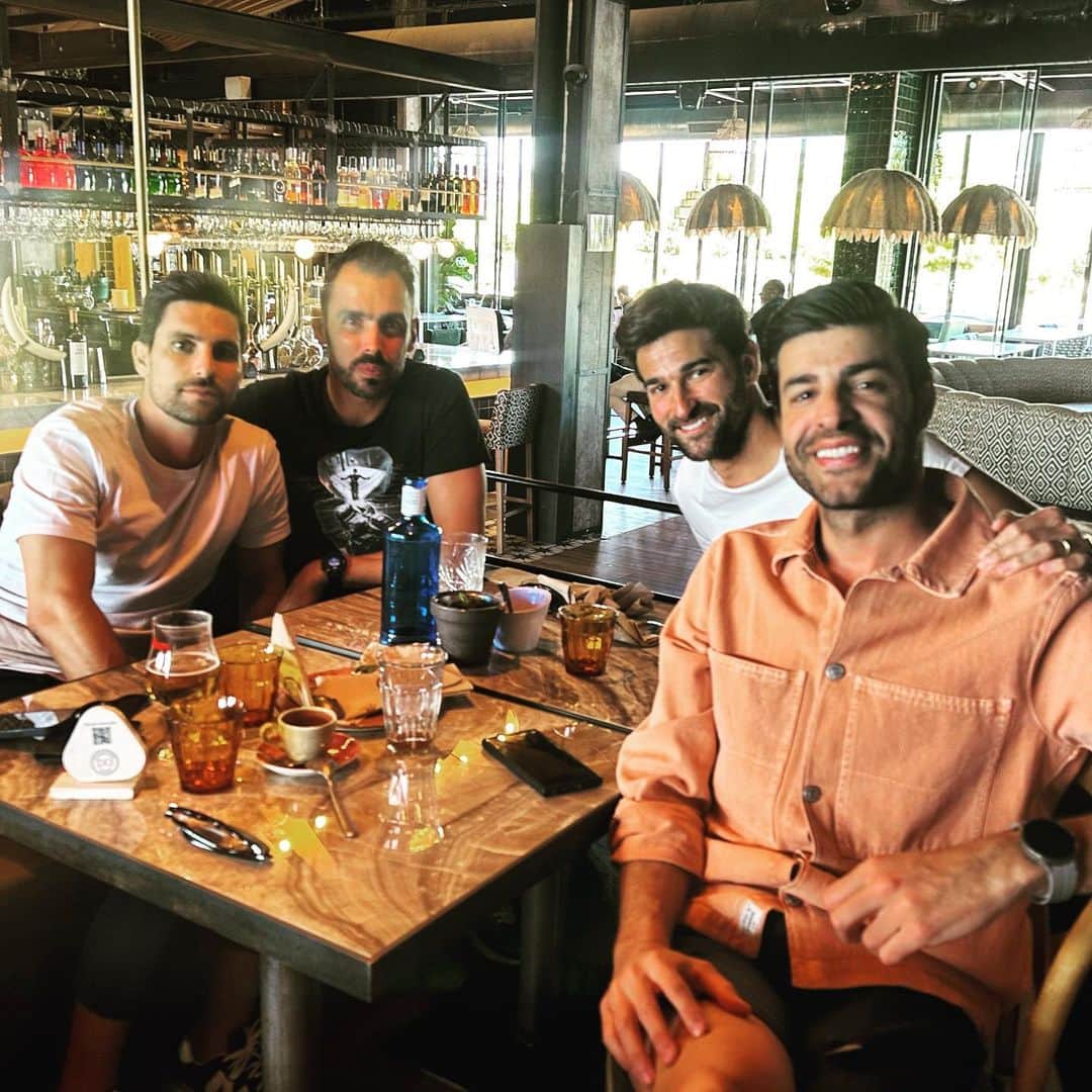 ジョルディ・コディーナのインスタグラム：「Arreglando el mundo… 😂😂😂 @adrianglez8 @migueltorres @marcostebar」